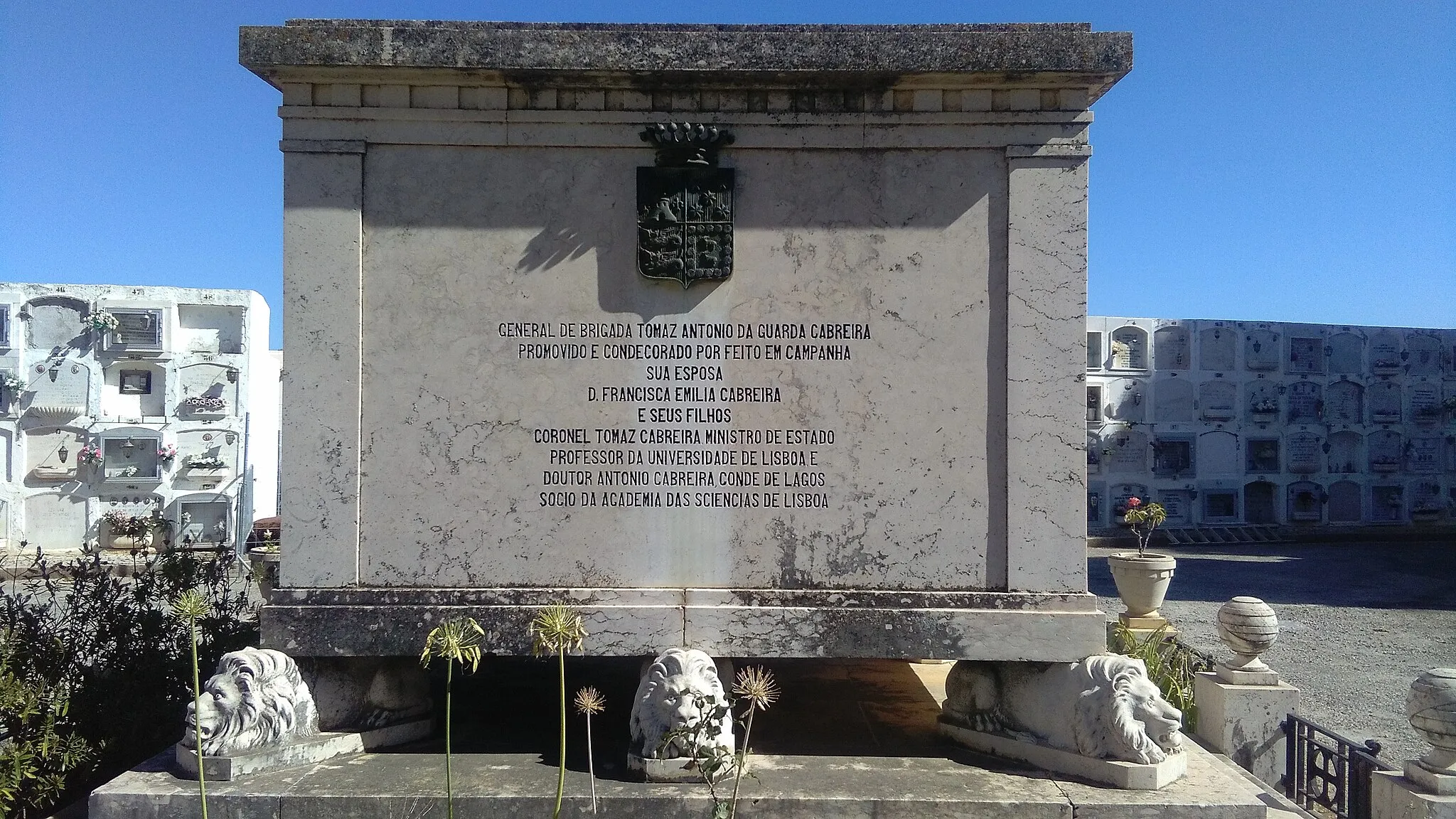 Photo showing: Jazigo do General de Brigada Tomaz Antonio da Guarda Cabreira, promovido e condecorado por feito em campanha, sua esposa, D. Francisca Emilia Cabreira e seus filhos, Coronel Tomaz Cabreira, Ministro de Estado, Professor da Universidade de Lisboa e Doutor Antonio Cabreira, Conde de Lagos, Socio da Academia das Sciencias de Lisboa; Cemitério Municipal de Tavira, Portugal.