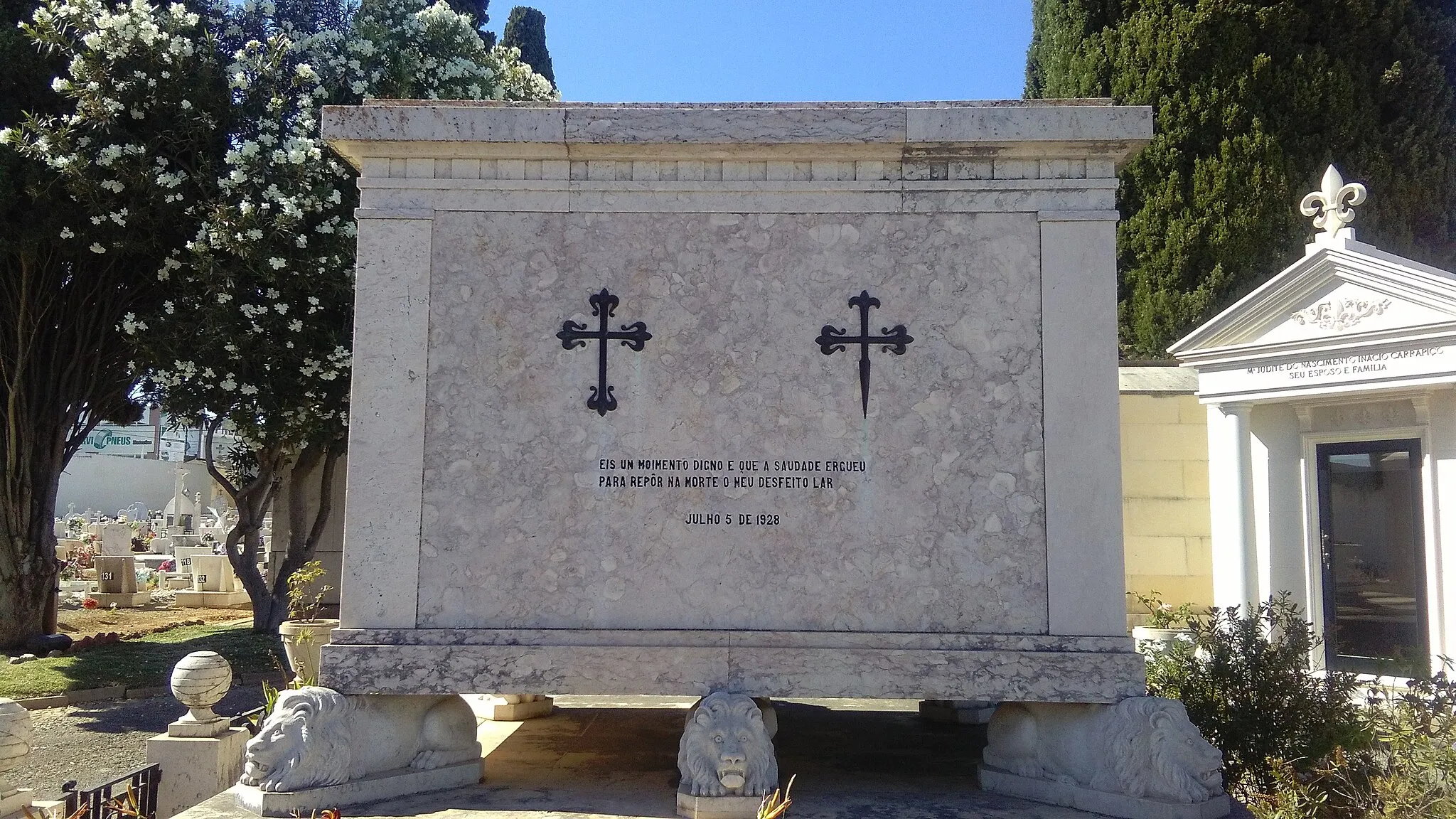 Photo showing: Jazigo de Tomaz Antonio da Guarda Cabreira e Família no Cemitério Municipal de Tavira, Portugal.