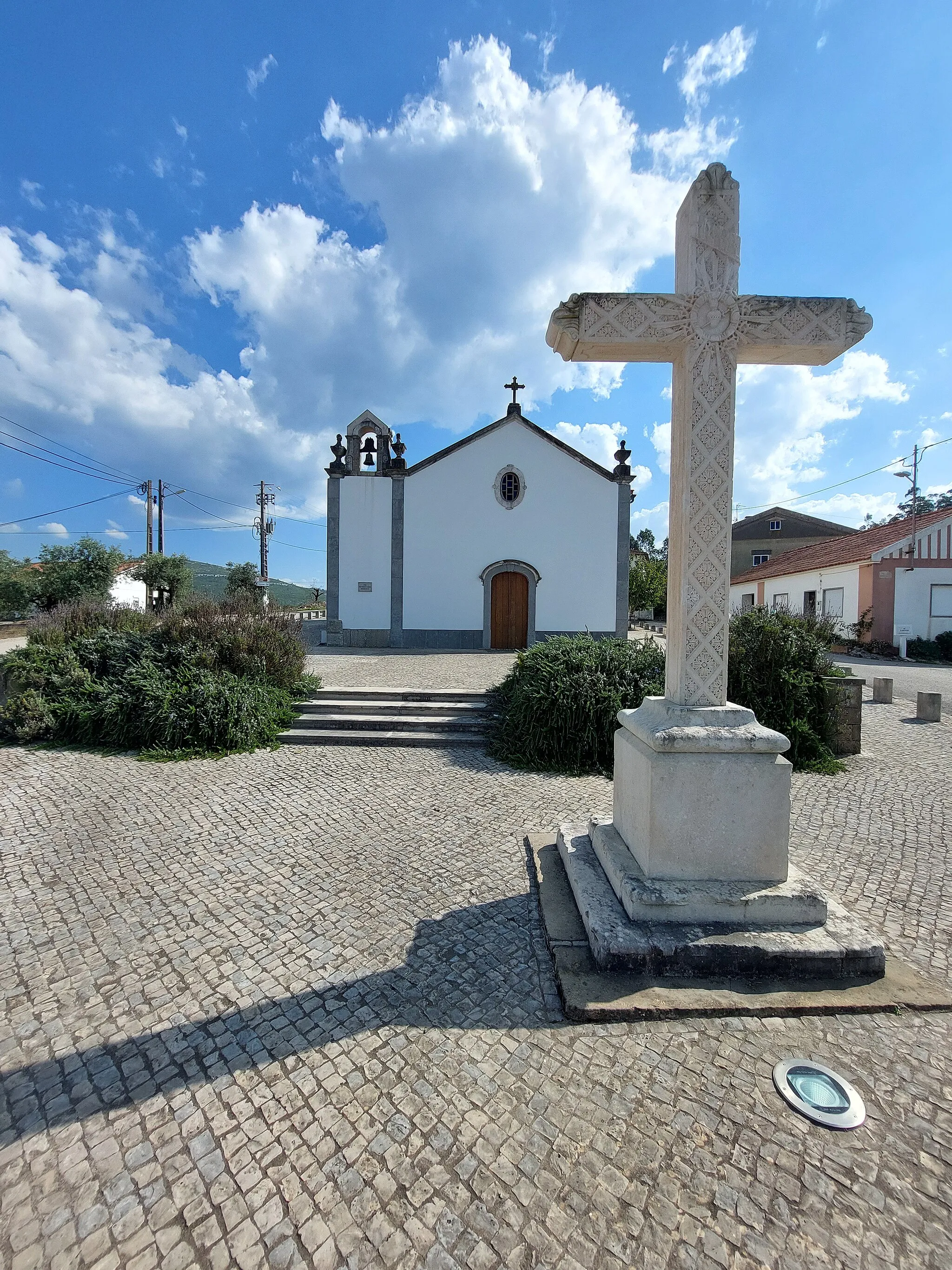 Photo showing: Capela de Nossa Senhora da Tojeirinha com cruzeiro em primeiro plano