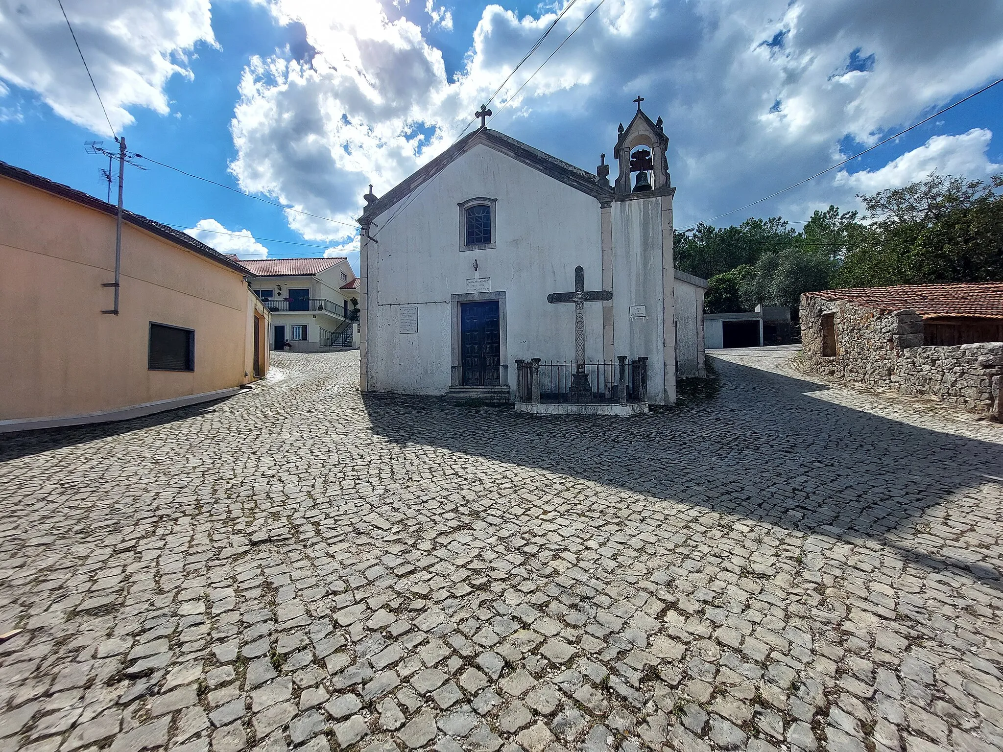 Photo showing: Vista distante da Capela de Santo António em São Mamede
