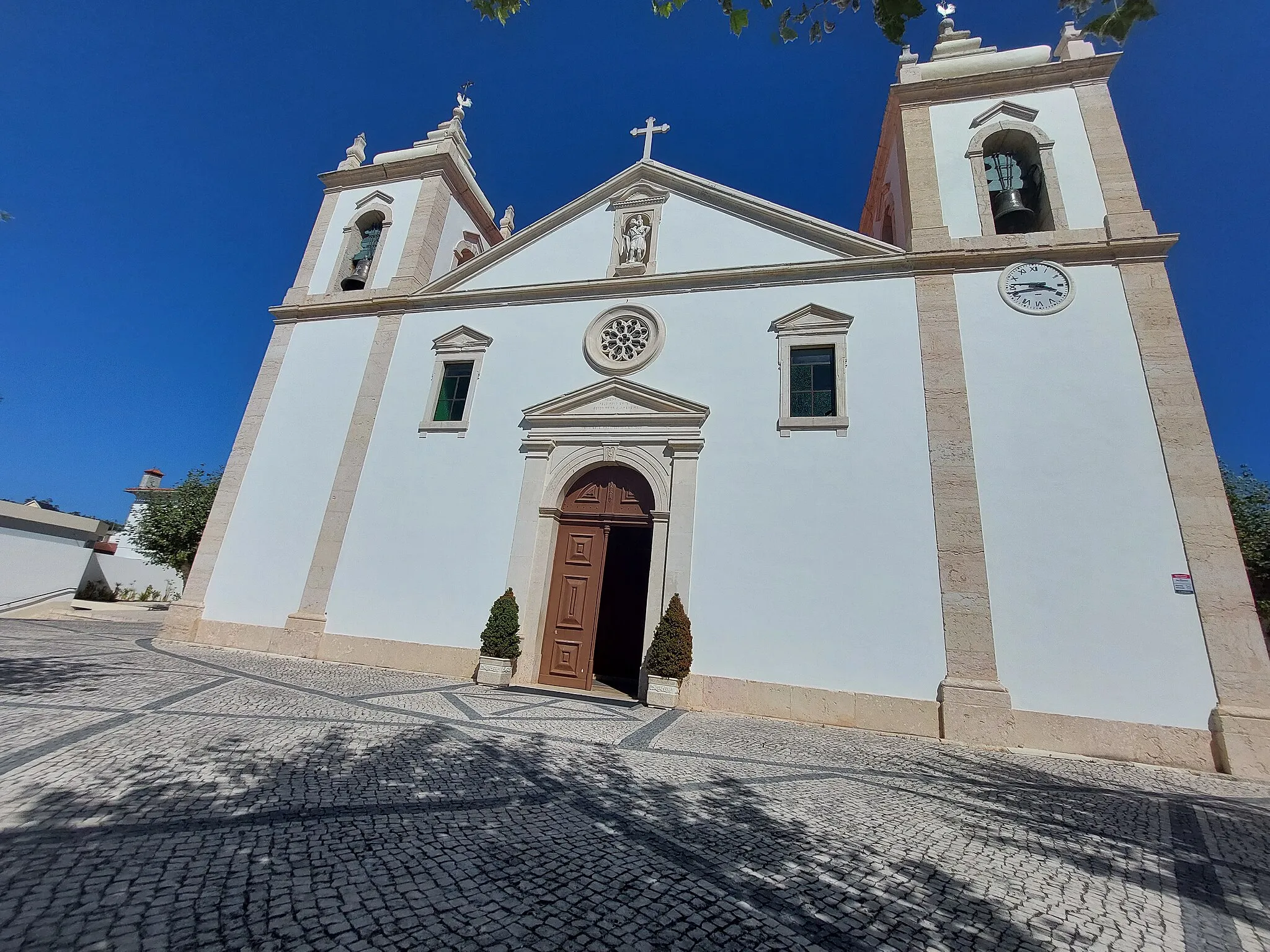 Photo showing: Vista aproximada da Igreja Paroquial de Caranguejeira