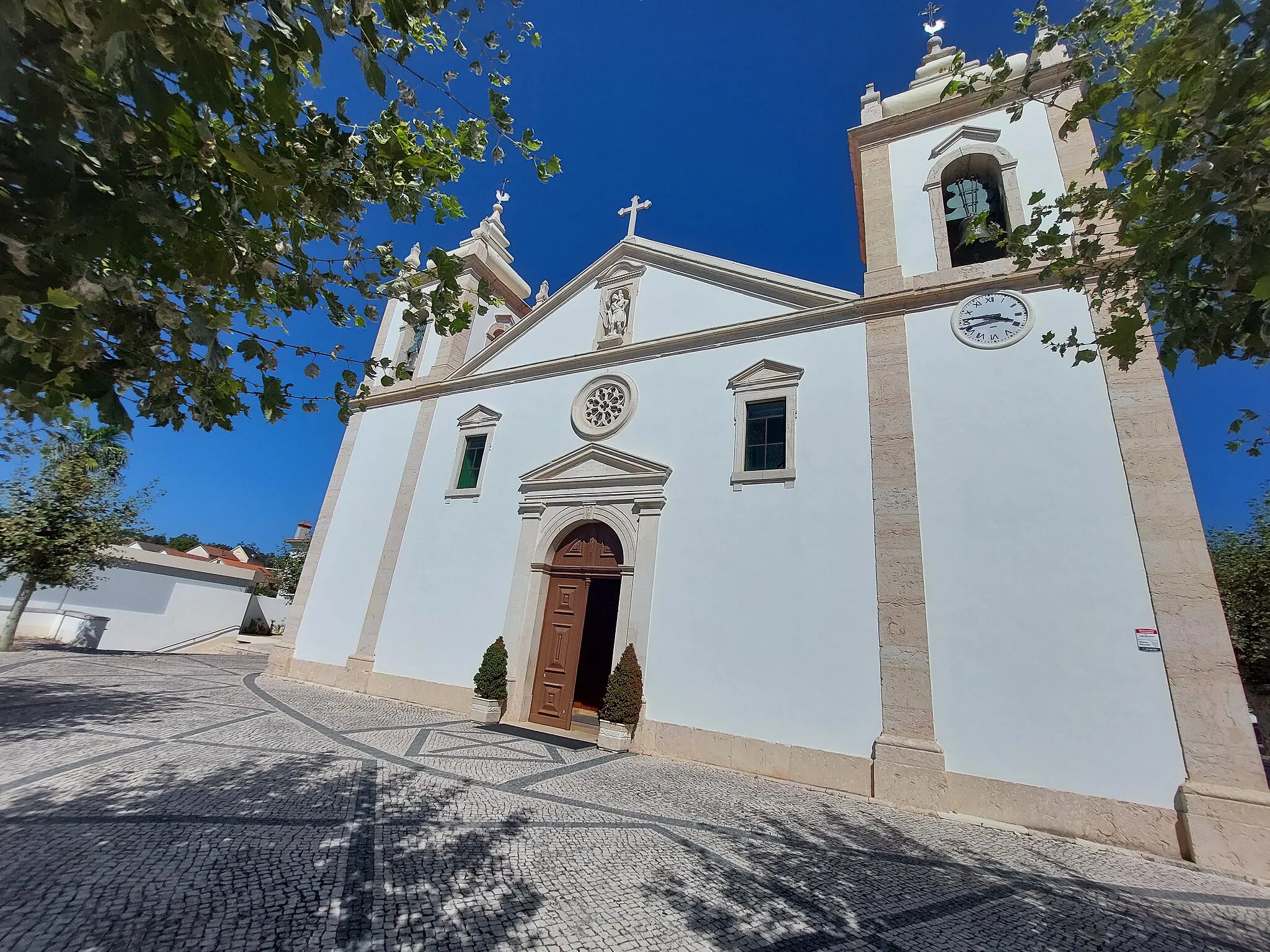 Photo showing: Fachada principal da Igreja Paroquial de Caranguejeira, vista da direita