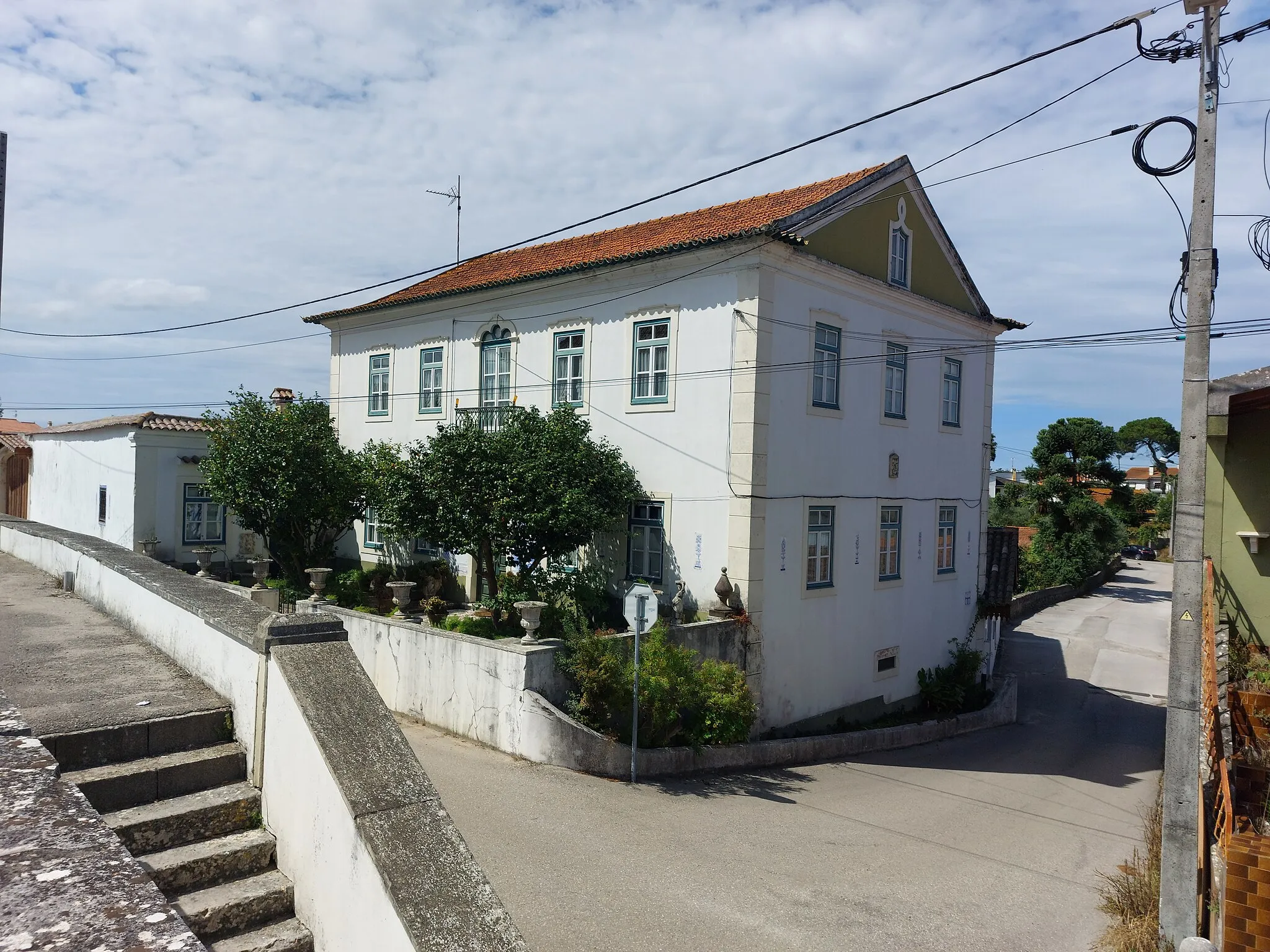 Photo showing: Fachada principal e lateral direita Agromuseu Municipal Dona Julinha tirada do adro da igreja