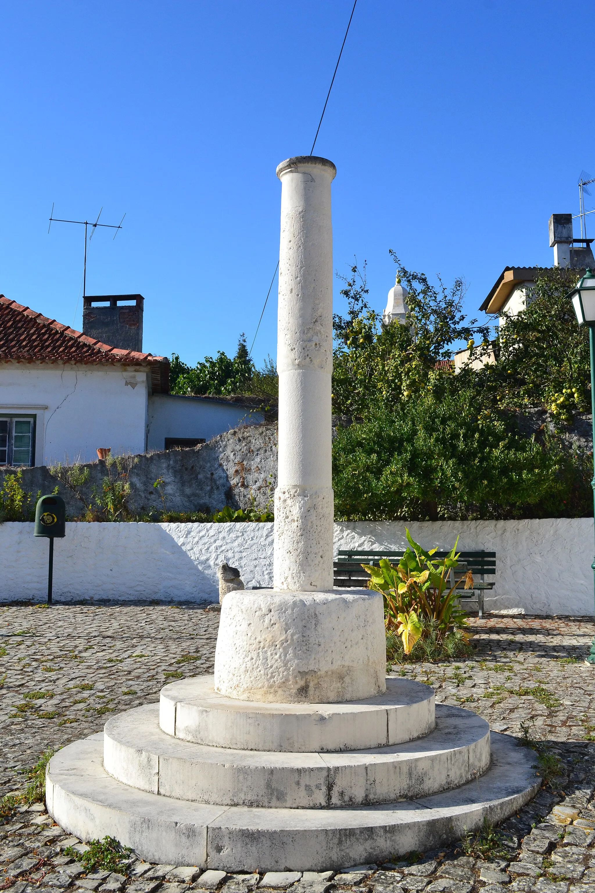 Photo showing: Coluna simples de pedra, com 3 metros de altura e 30 centímetros de diâmetro.