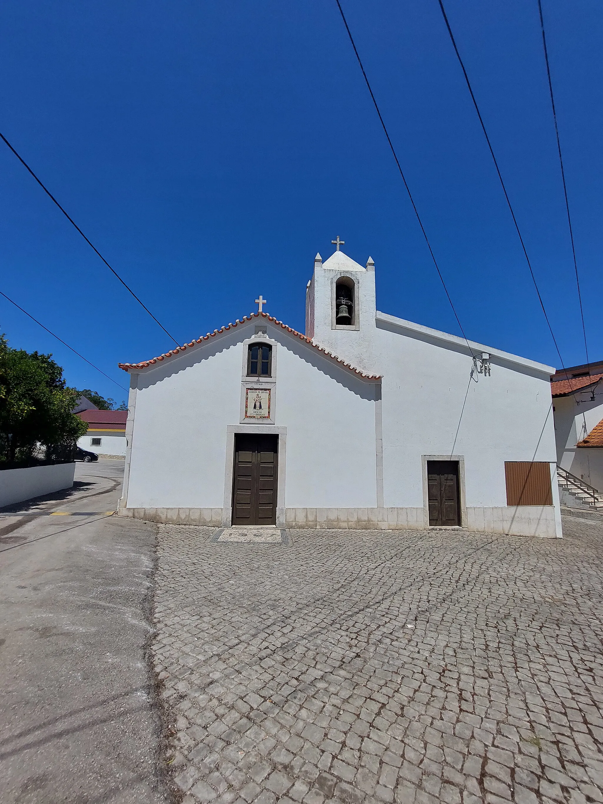Photo showing: Fachada principal da Capela de Nossa Senhora do Amparo em Porto de Mós