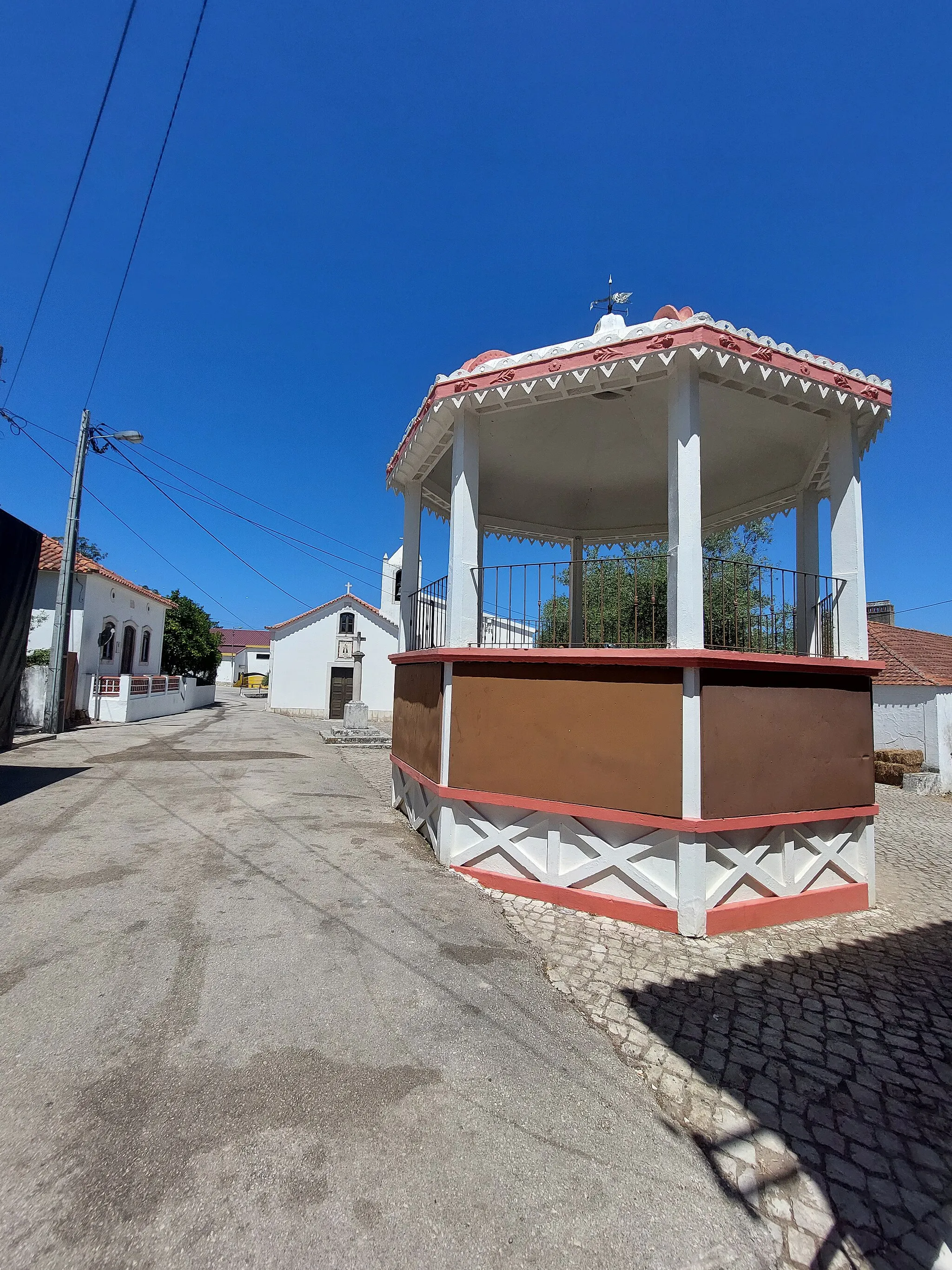 Photo showing: Coreto em primeiro plano com Capela de Nossa Senhora do Amparo ao fundo