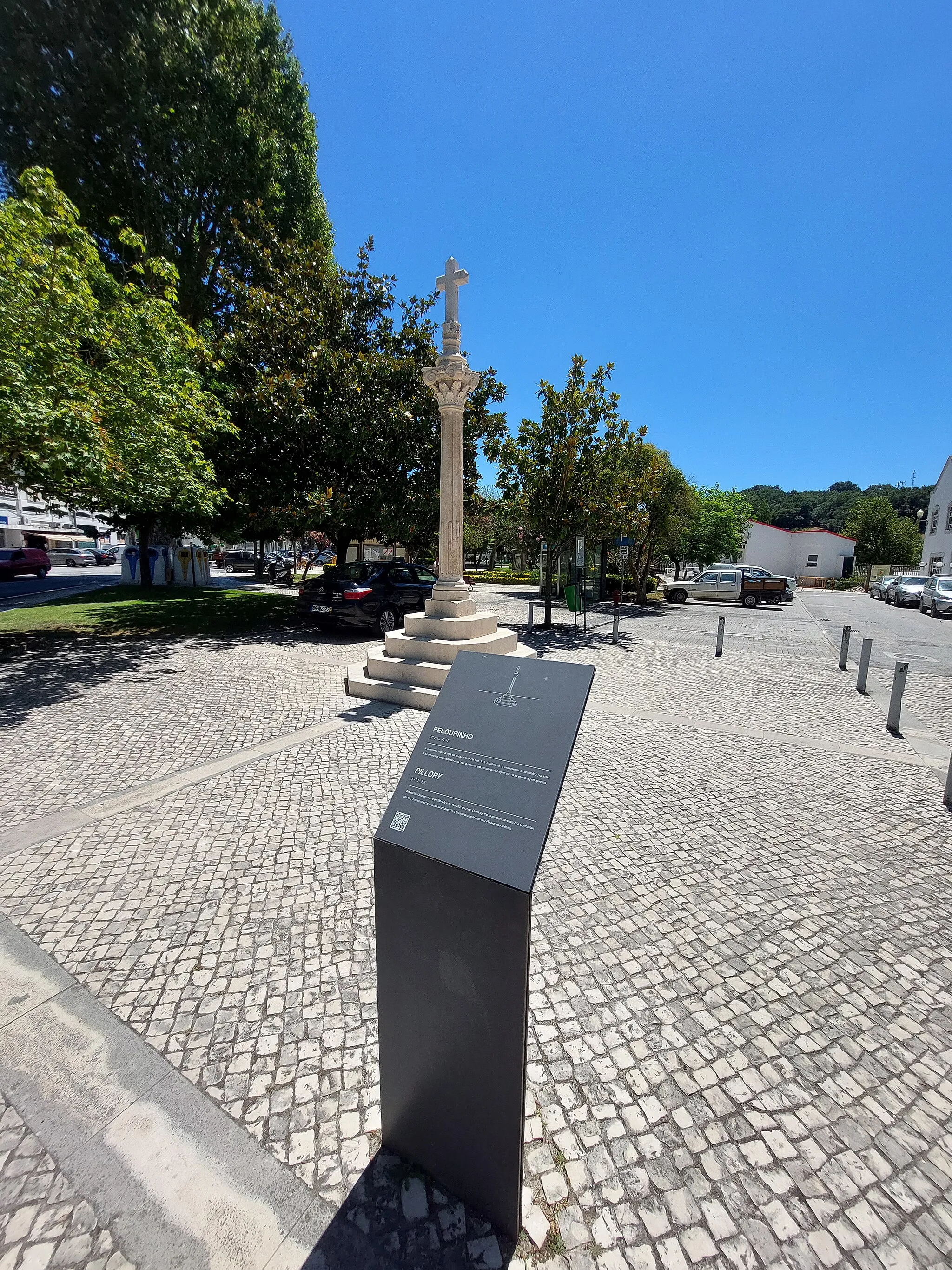 Photo showing: Placar do Pelourinho de Porto de Mós