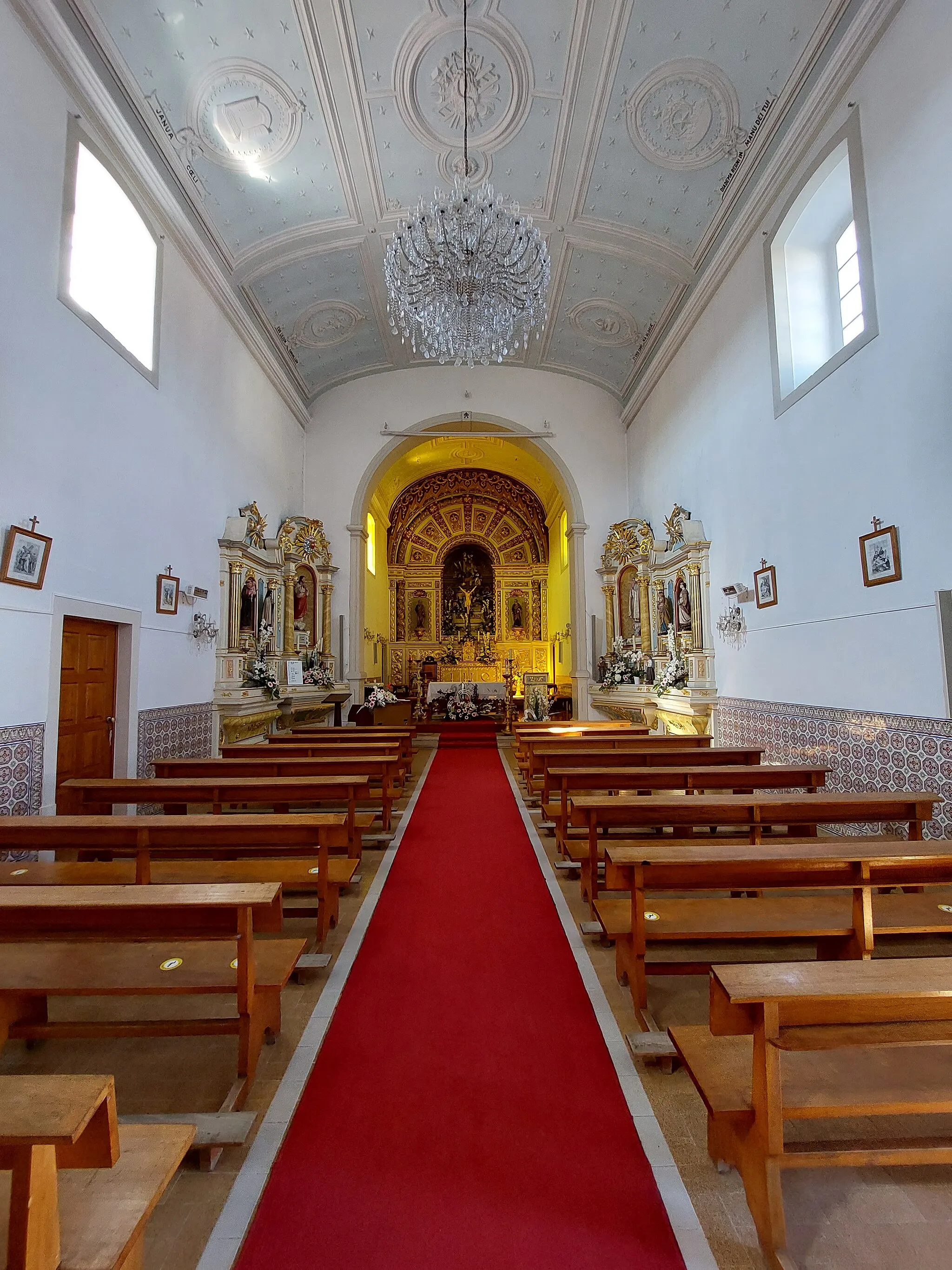 Photo showing: Interior da Igreja Paroquial de Amor