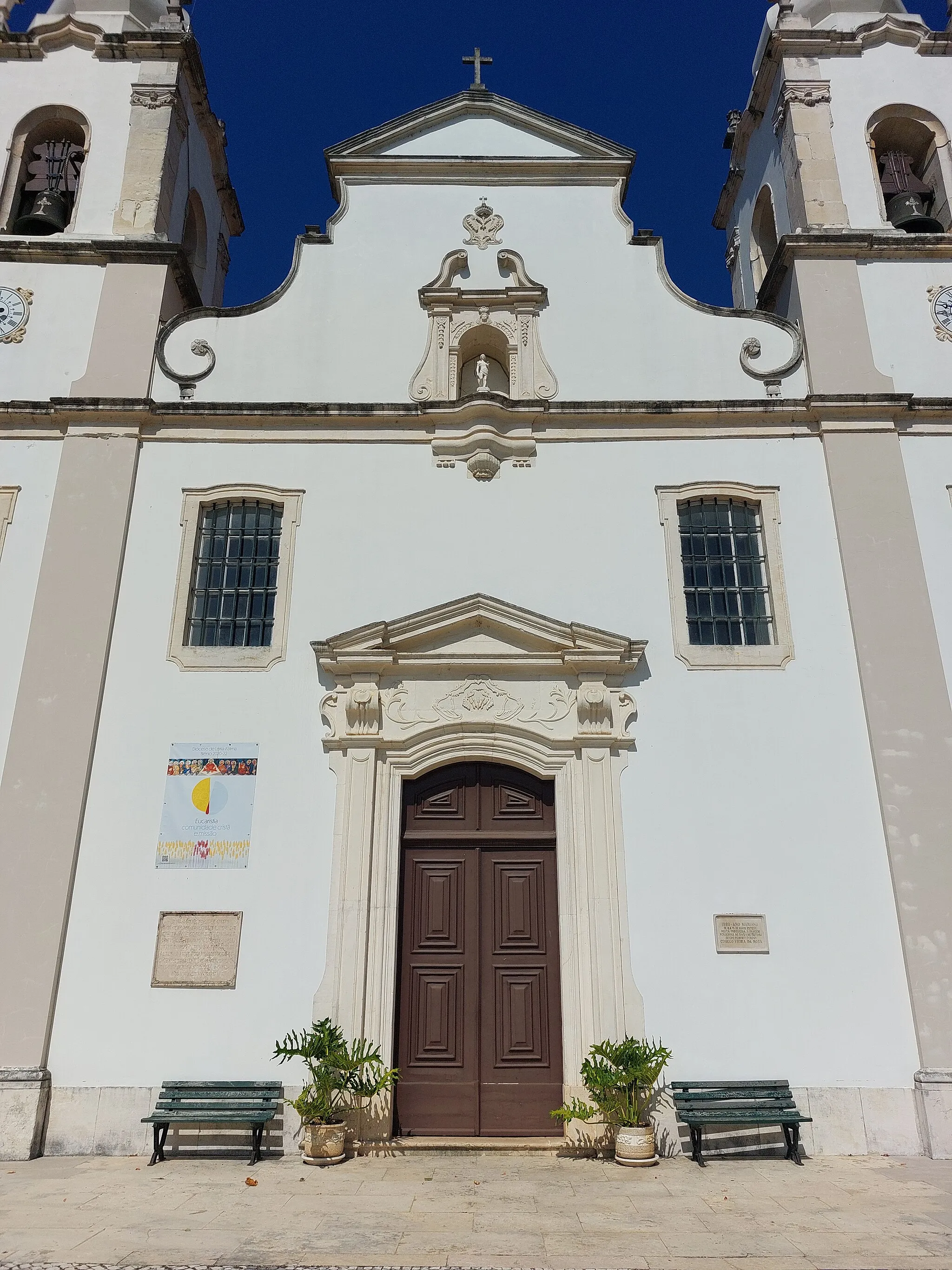 Photo showing: Detalhe do portal da Igreja Paroquial de Regueira de Pontes