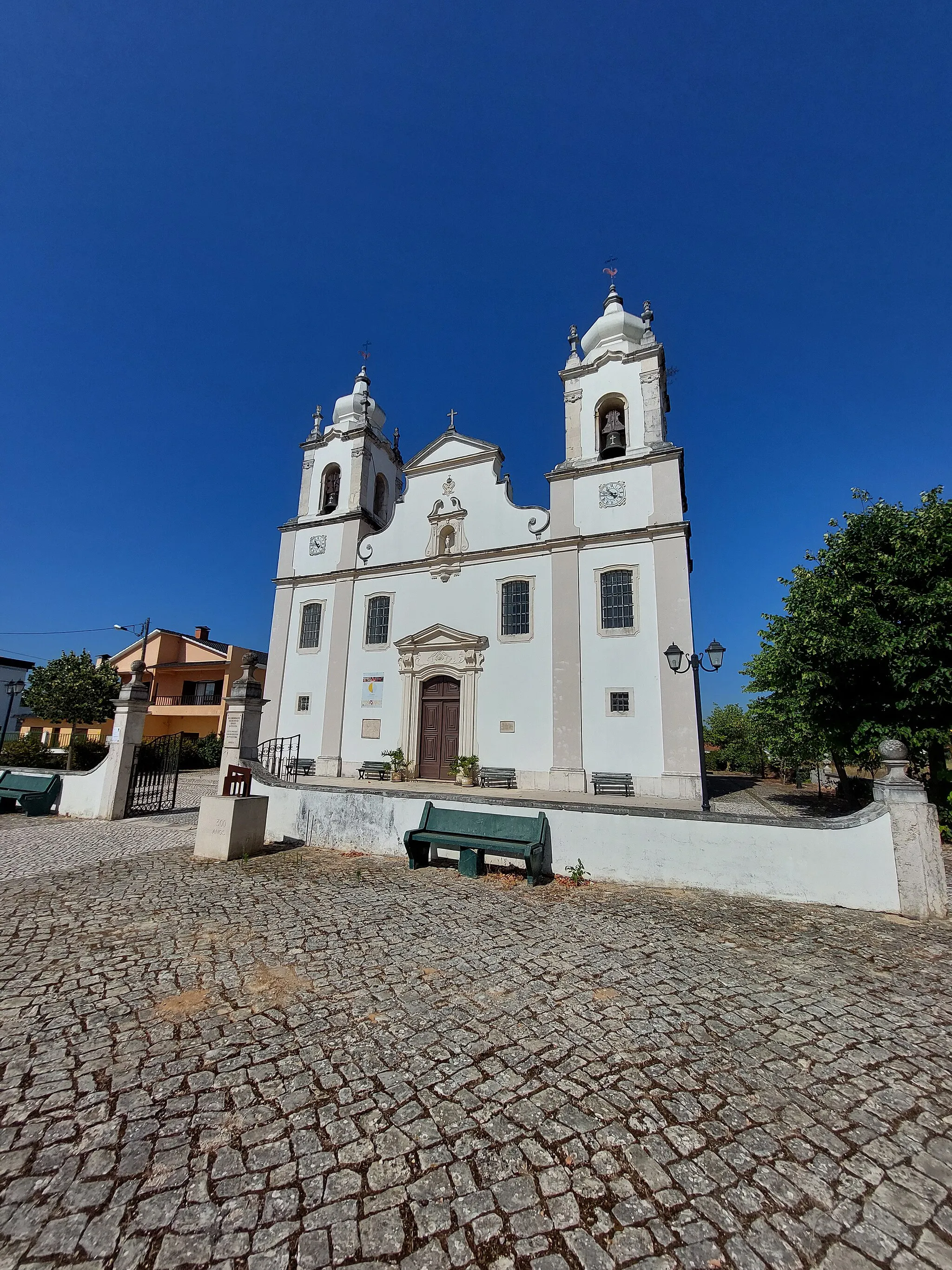 Photo showing: Vista da fachada principal da Igreja Paroquial de Regueira de Pontes