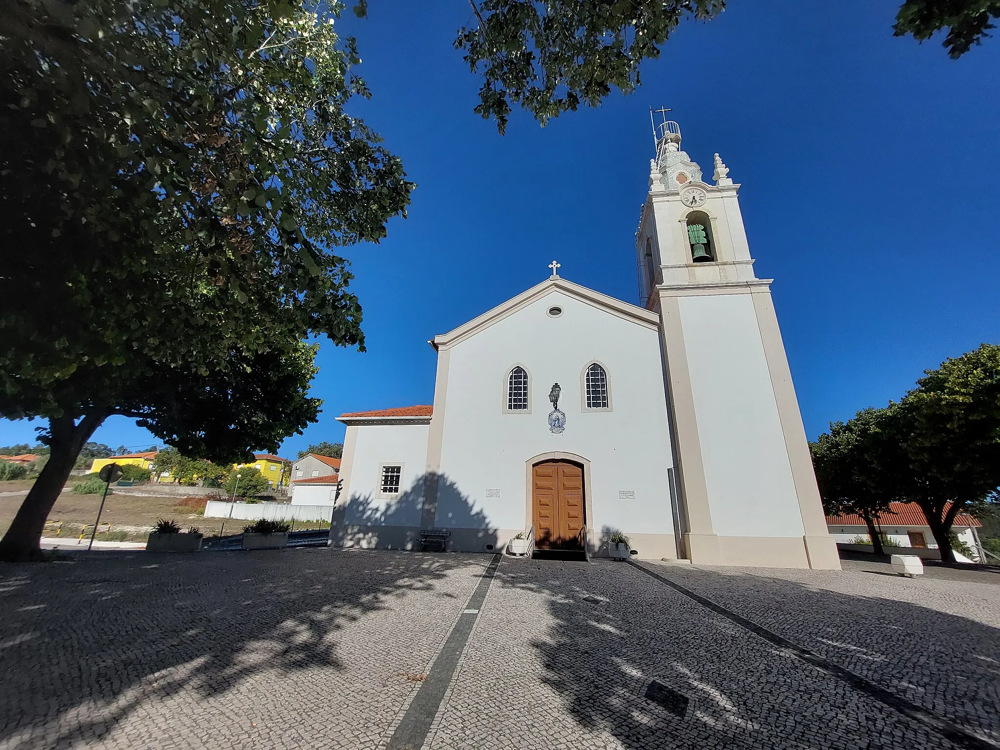 Photo showing: Vista distante da Igreja Paroquial de Souto da Carpalhosa