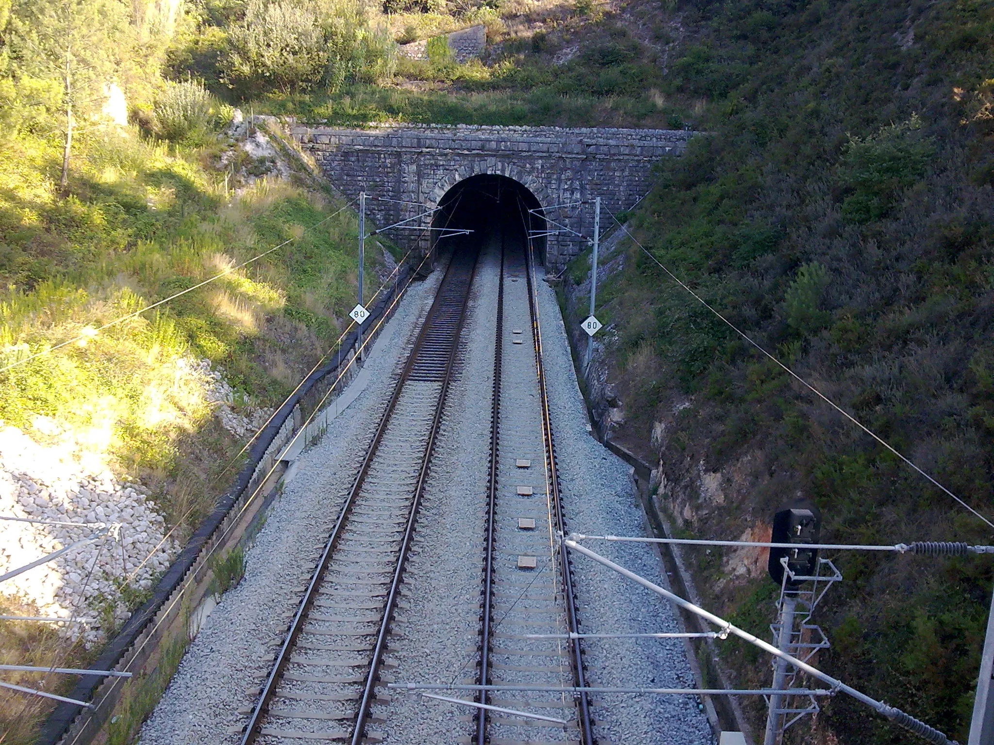 Photo showing: Chão de Maçãs railway tunnel, Sabacheira, Tomar, north side