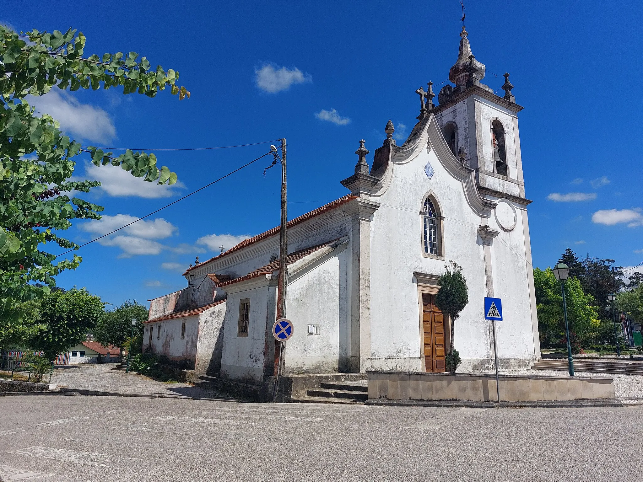 Photo showing: Frente e alçado esquerdo da Igreja Paroquial de Vermoil