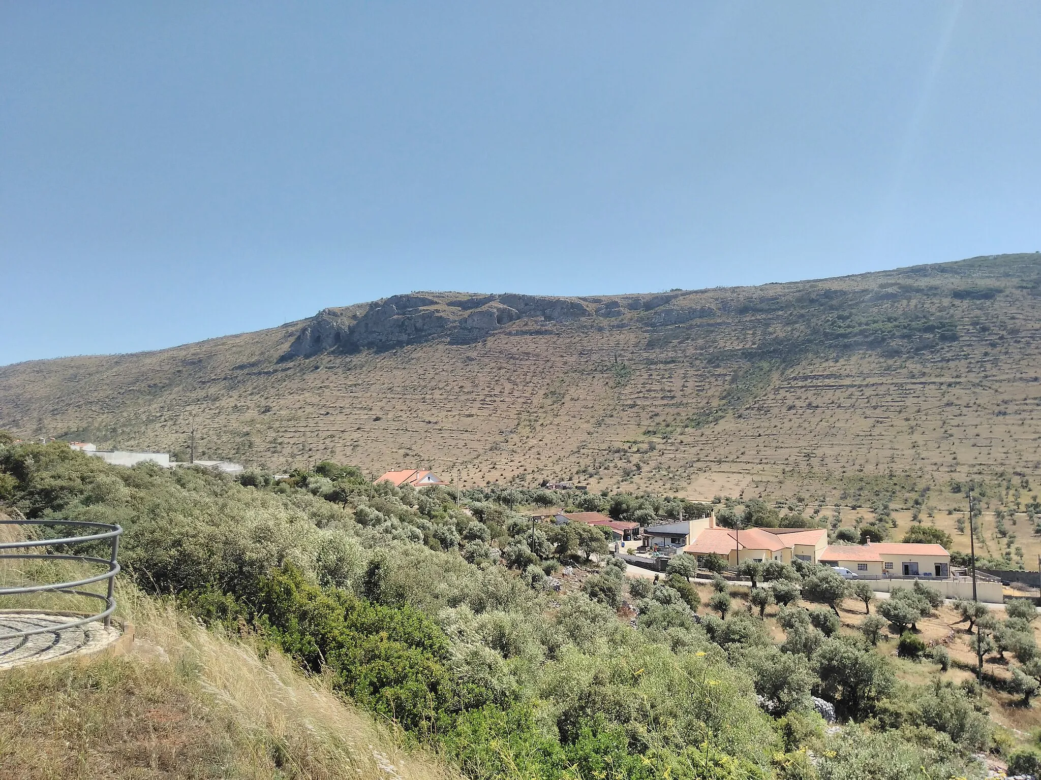 Photo showing: Serra de Santo António as seen from N243, from outside Mira de Aire.