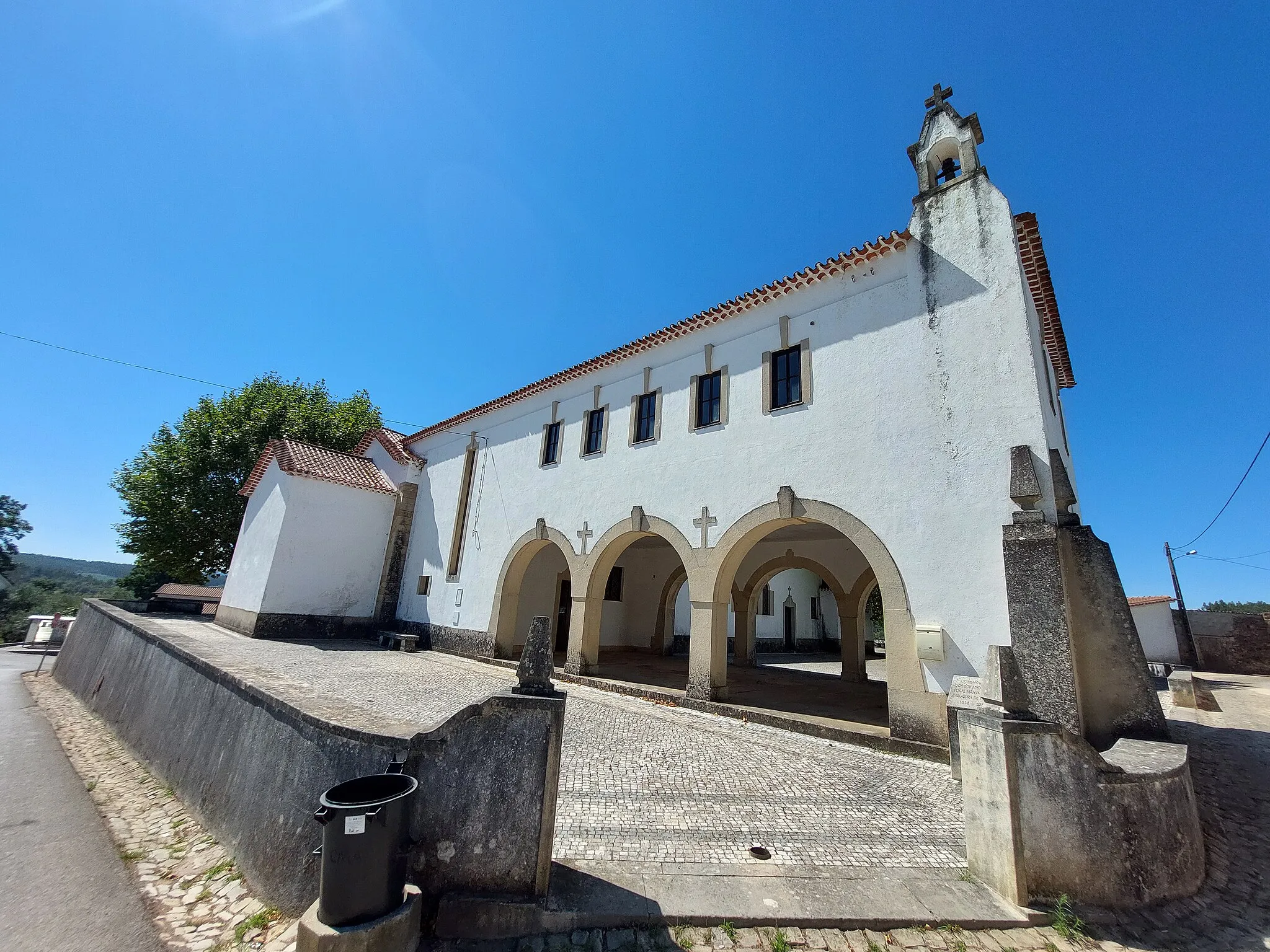 Photo showing: Detalhe do anexo com galilé da Igreja Paroquial de Pussos