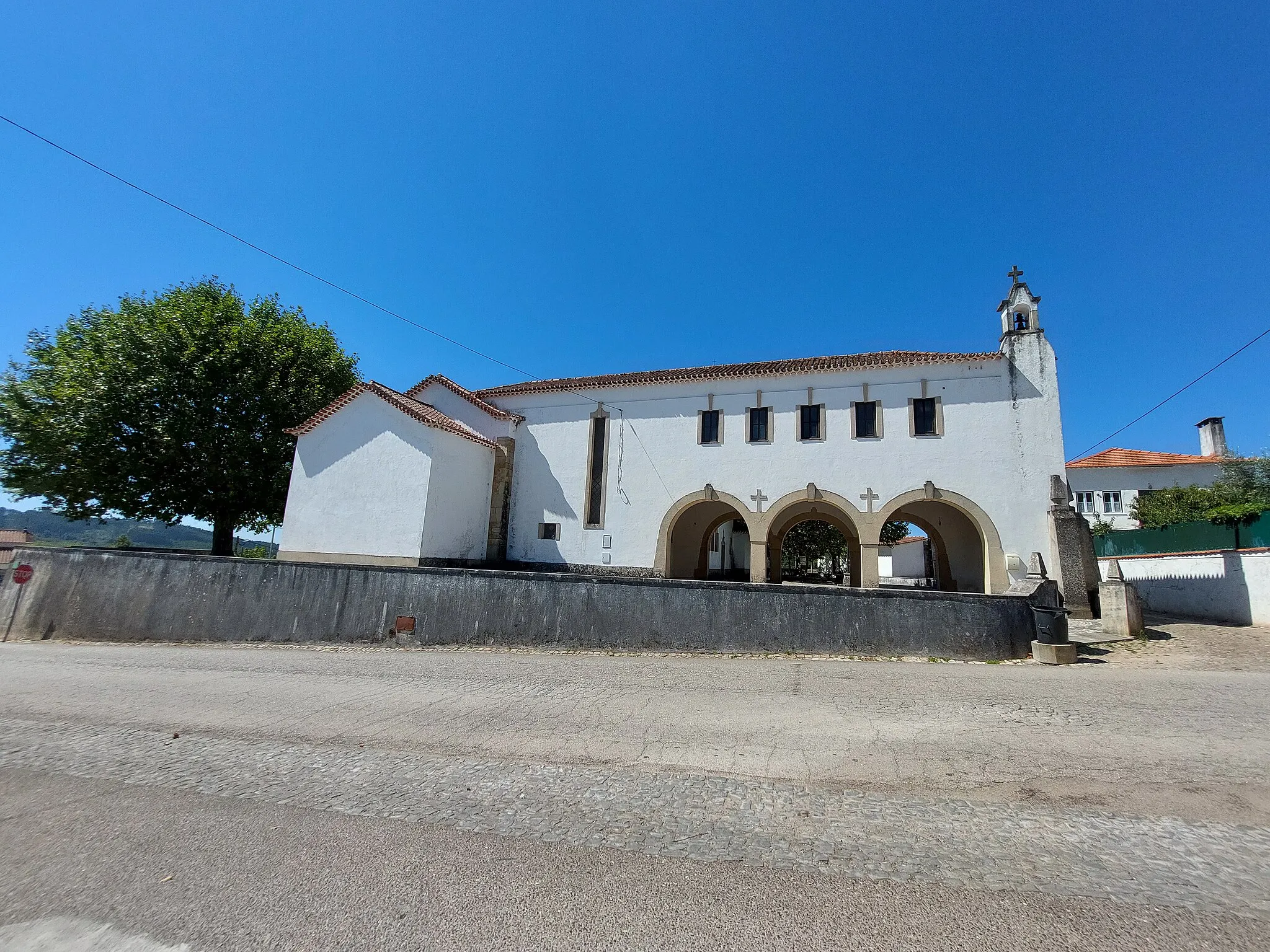 Photo showing: Fachada tardoz, com anexo com galilé da Igreja Paroquial de Pussos