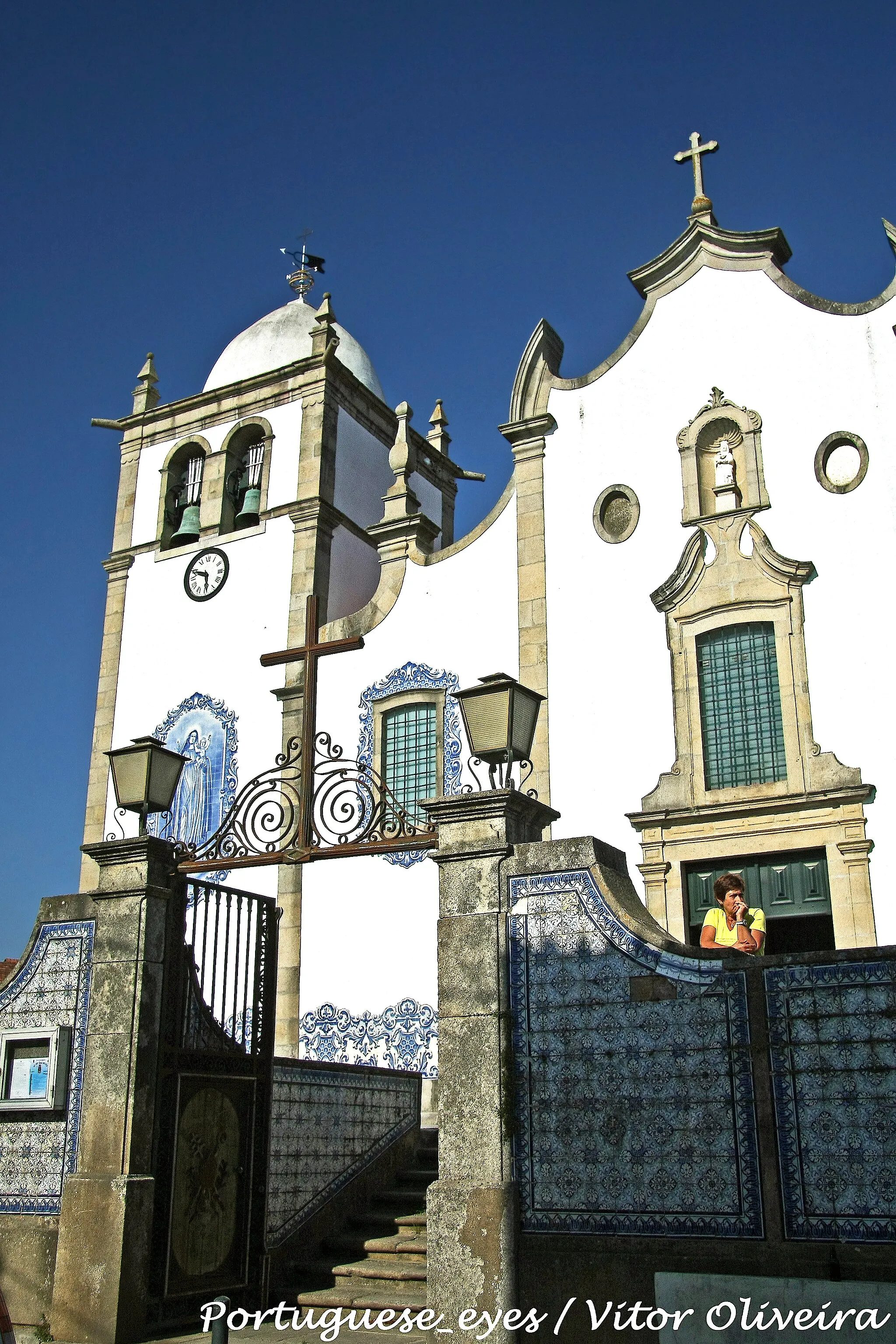 Photo showing: A Igreja Matriz, dedicada a Senhora das Neves, embora alterada é do século XVII, possuindo retábulos barrocos, talha dourada de grande qualidade e escultura do século XV na frontaria. gflv.angeja.net/?p=408

See where this picture was taken. [?]