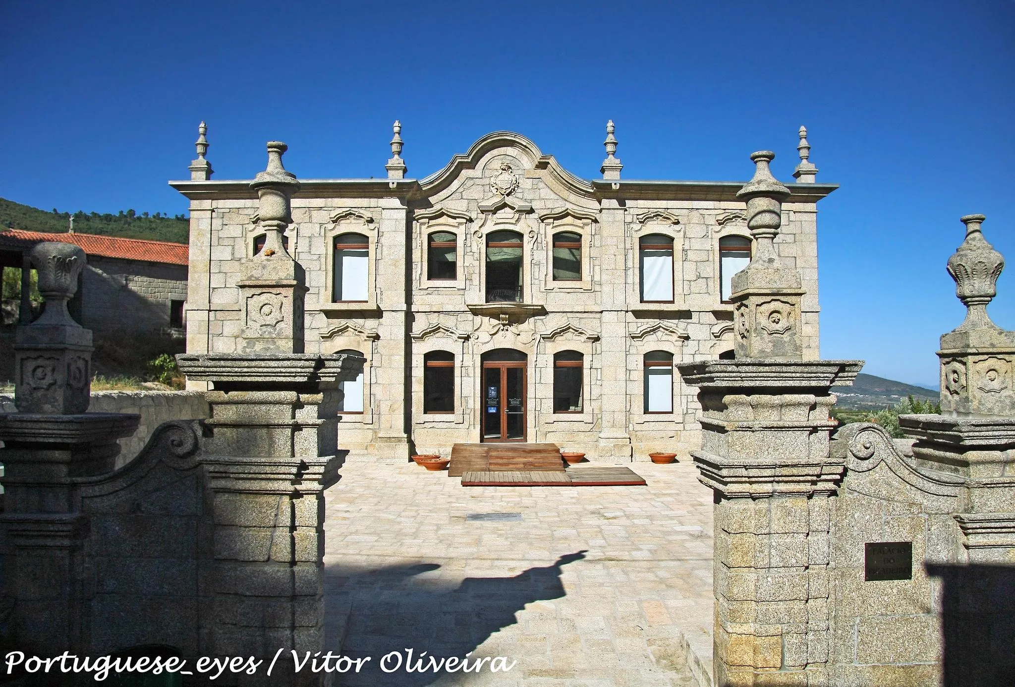 Photo showing: O Palácio do Picadeiro, propriedade da Câmara Municipal do Fundão, e localizada na Freguesia de Alpedrinha. É composto de duas partes distintas: a de oriente, mais antiga, e a de poente, mais recente que foi construída nos finais do séc. XVIII, princípios do séc. XIX.
O Palácio serviu de residência aos jesuítas.
A fachada principal do palácio, tem ao centro o brasão dos Correia da Silva, e está voltada a poente e dá para um pátio quadrado, chamado de Picadeiro e que tem cerca de 18 m. Em cada canto do muro que delimita o pátio existe um obelisco de quatro metros de altura e na entrada existiu um portão monumental, todo trabalhado. No lado sul do picadeiro existe um muro altíssimo que dá para o Chafariz Real e neste muro, no lado do Picadeiro, existem quatro parapeitos com bancos laterais, dos quais se pode desfrutar de um magnífico panorama. puraexperiencia.blogspot.com/search/label/Alpedrinha

See where this picture was taken. [?]