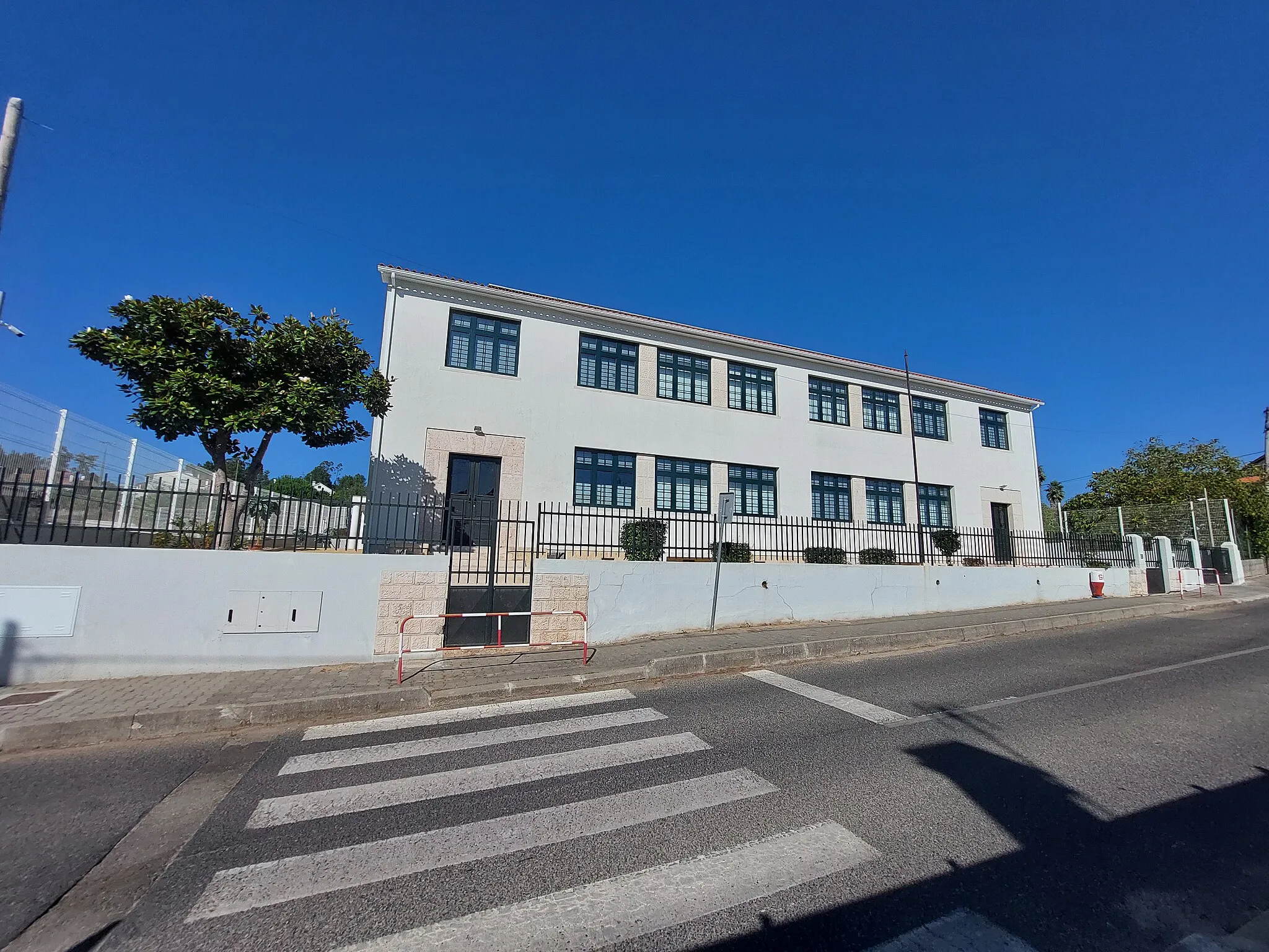 Photo showing: Vista frontal da Escola Primária de Caxieira