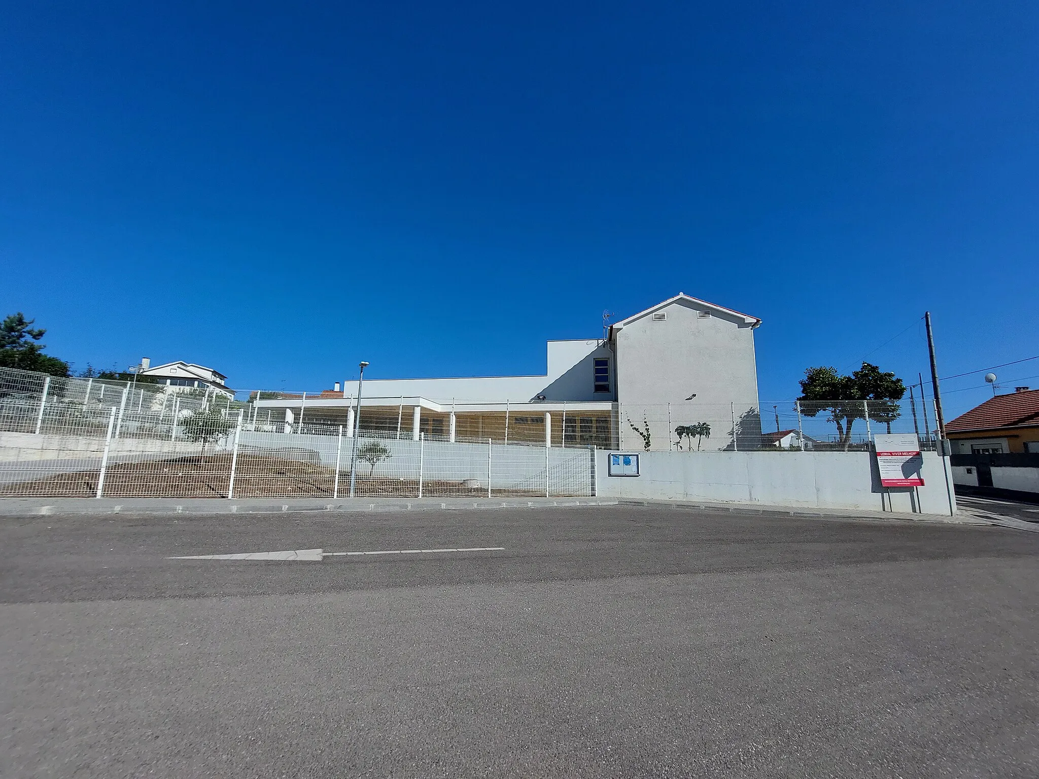 Photo showing: Fachada lateral esquerda da Escola Primária de Caxieira