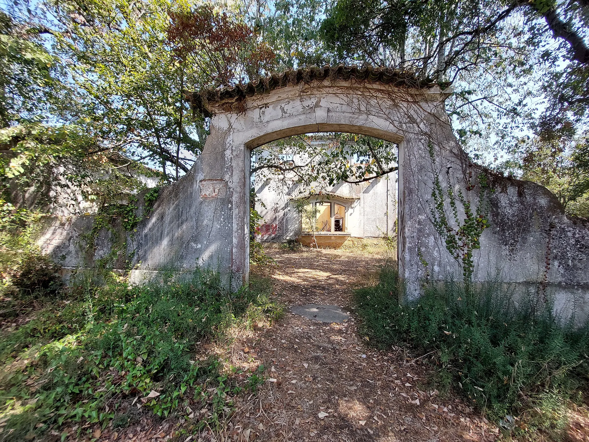 Photo showing: Portão e varanda da fachada principal visível do Casal da Rainha Santa