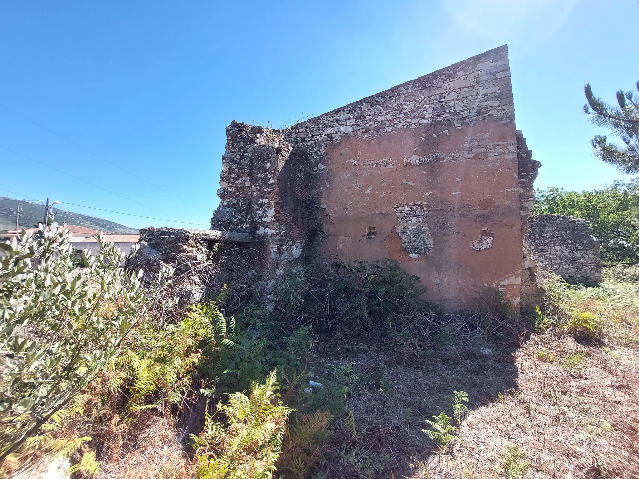 Photo showing: Alçado direito em ruínas da Casa do Monge Lagareiro