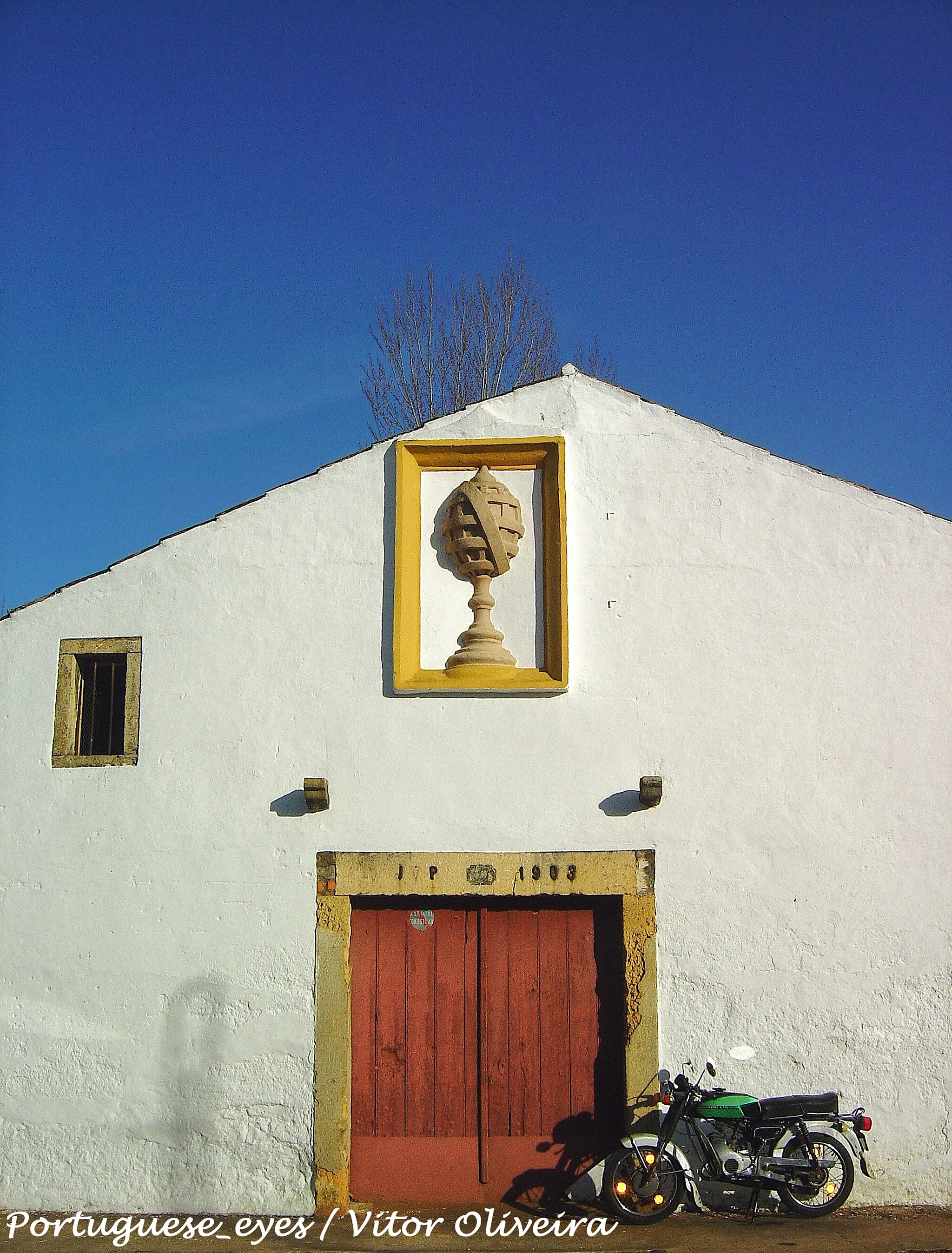 Photo showing: Os Lagares D’El Rey, localizam-se na Rua Everard, rua que foi mandada construir pelo Rei D. Manuel I.
Estes Lagares edificados pelos Templários nos séculos XII e XIII, foram os primeiros moinhos e lagares de azeite.
No séc. XVI, o Rei D. Manuel I mandou efectuar remodelações no edifício e passou a designar-se “Lagares D’El Rey”. descobrir-tomar.blogs.sapo.pt/6546.html

See where this picture was taken. [?]