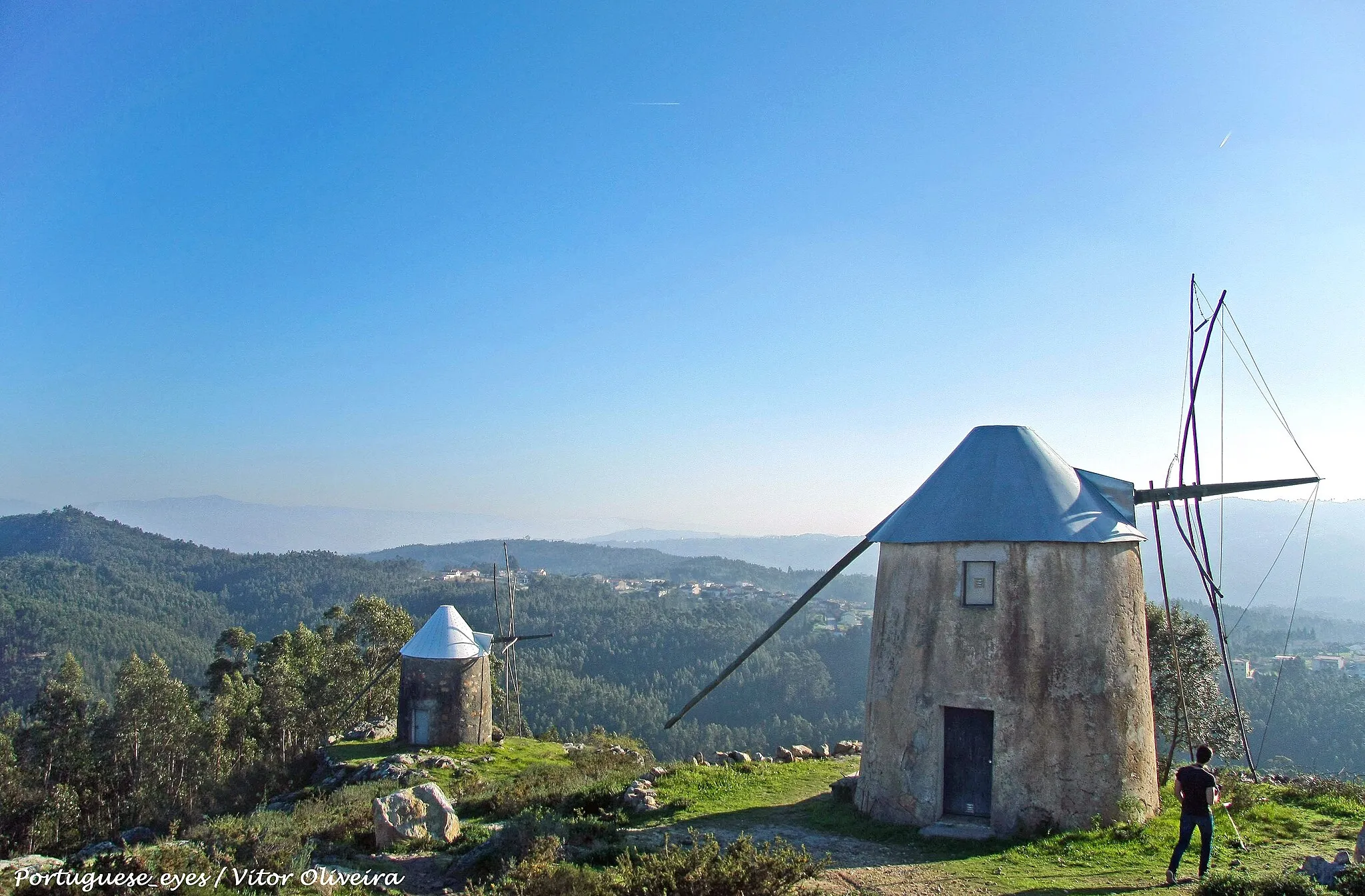 Photo showing: Sobranceiros à bonita vila de Penacova, o conjunto de Moinhos de Gavinhos é um local especial, embora esteja parcialmente em abandono.
Daqui o panorama pela zona envolvente é fantástico, na companhia de 14 moinhos de vento e de uma imagem do Imaculado Coração de Maria, como que a abençoar os ventos, a vila e o trabalho dos moinhos.
Três destes Moinhos estão ainda em condições suficientes de funcionamento, contudo apenas um funciona hoje em dia, pela mão do único moleiro da aldeia de Gavinhos, moendo o milho, o trigo e o centeio, que durante tanto tempo abasteceu a região e distribuiu para muitas outras.

Vale a pena visitar o Moinho em funcionamento e observar o árduo trabalho do moleiro, e o toda a dinâmica da estrutura, numa arte que se quer mantida e preservada em tempos futuros. www.guiadacidade.pt/pt/poi-moinhos-de-gavinhos-18688