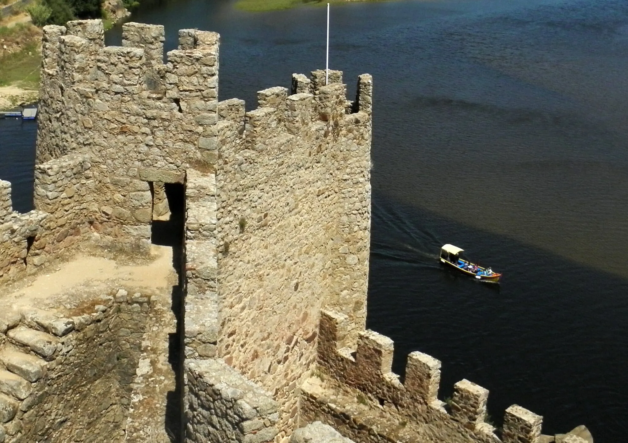 Photo showing: A boat passing by the Castle of Almourol / Um barco a passar pelo Castelo de Almourol