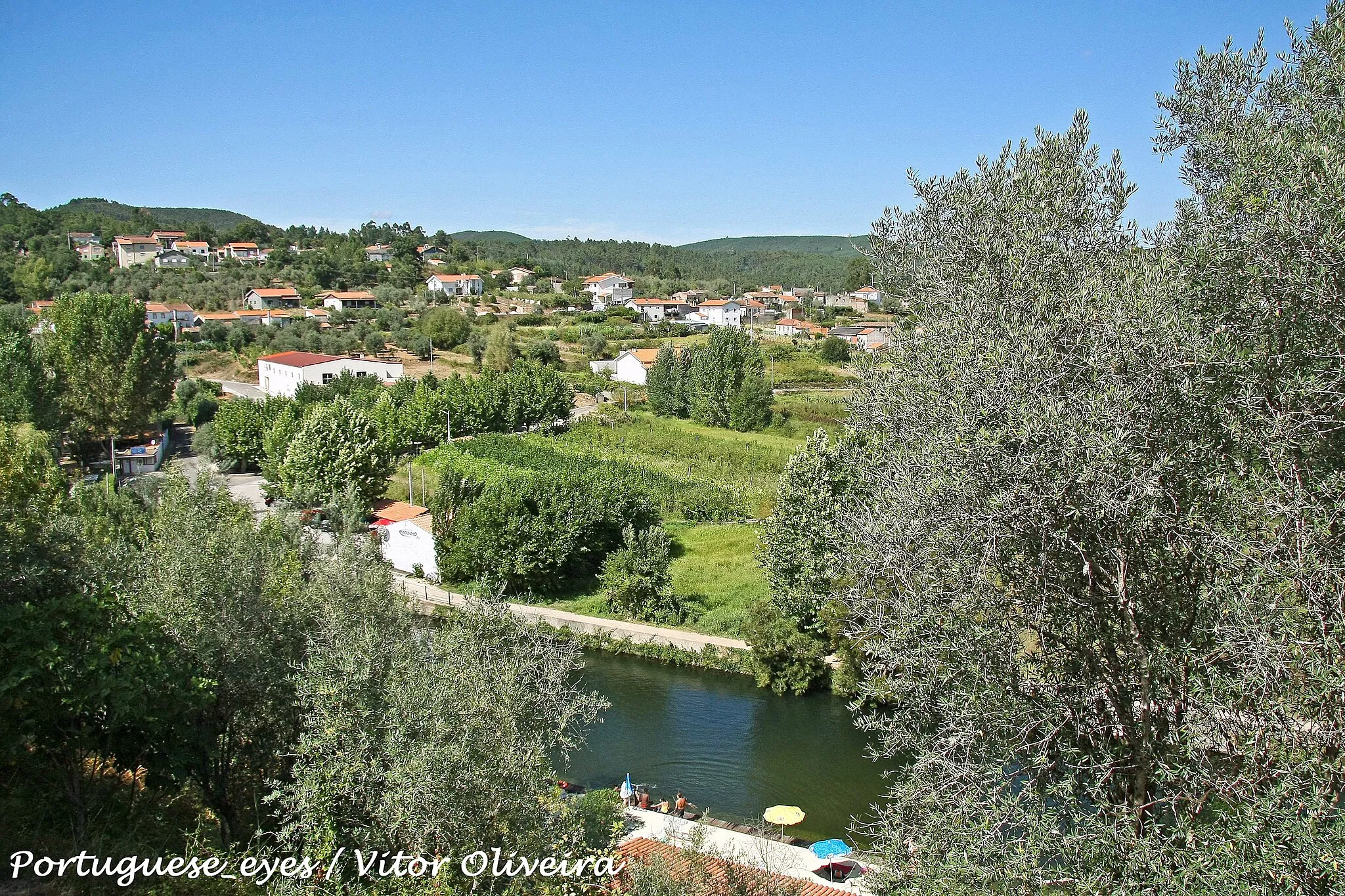 Photo showing: Praia fluvial com boas instalações de apoio: bar e parque de campismo. O local ideal para as suas férias. Excelentes acessos rodoviárioa e ferroviários (estação de comboios de Serpins a 2 km.).
Infra-Estruturas da Praia
Zona de recreio com piscina para crianças
Acessibilidade para pessoas com mobilidade reduzida (rampas e zona de banhos)
Bar
Wc e Balneário
Barcos
Canoas www.dueceira.pt/trilhos/praias_int.php

See where this picture was taken. [?]