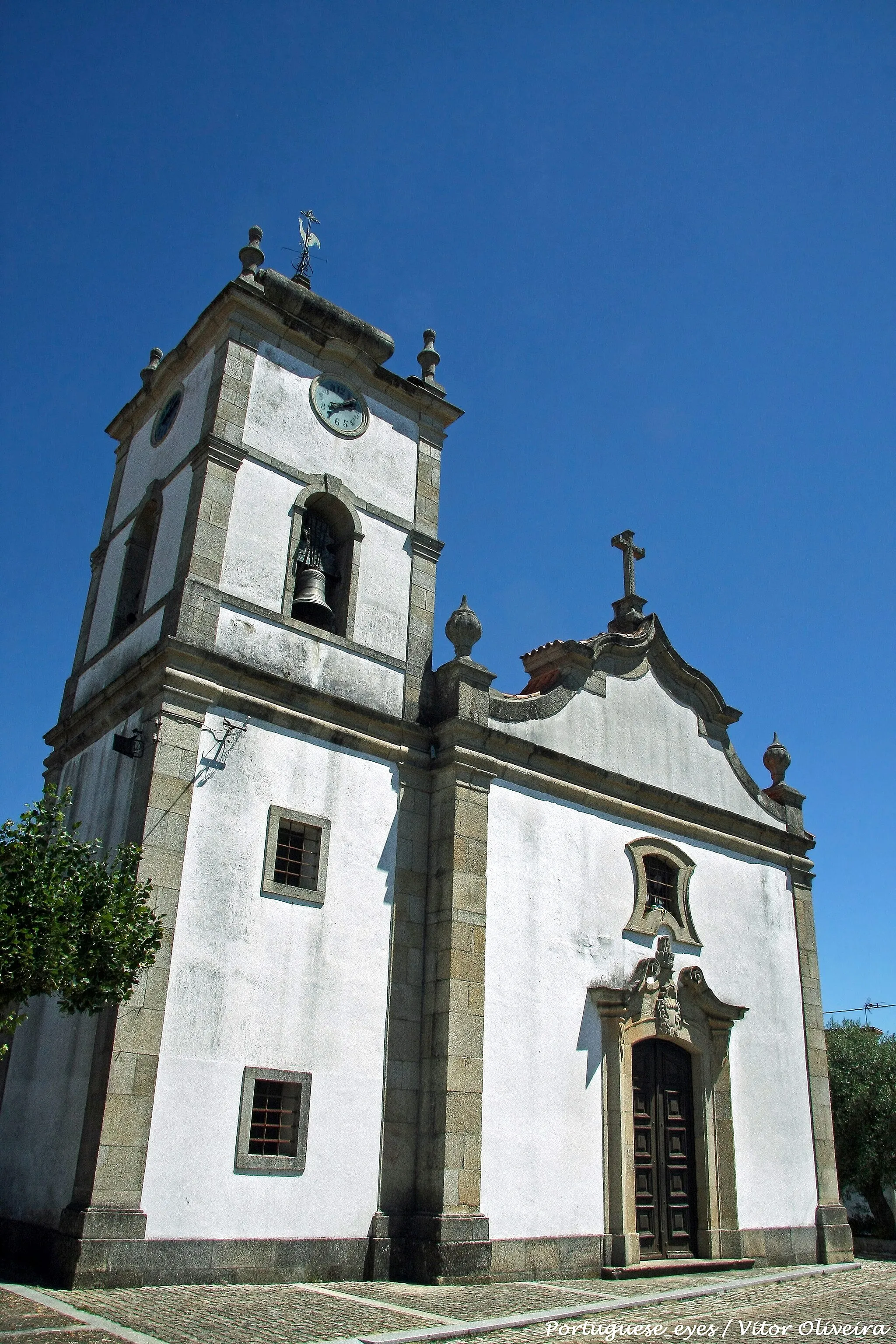 Photo showing: Tem por orago S. João baptista. É uma construção de granito de santa Ovais e de grés vermelho da região. A sua construção remonte à segunda metade do século XVIII.
A fachada, de empena de traçado mistilínio, mostra a torre à direita. Porta curva e com cimalha interrompida, com janela de coro de moldura recortada.

www.cm-arganil.pt/visitar/o-que-visitar/monumentos/igreja...