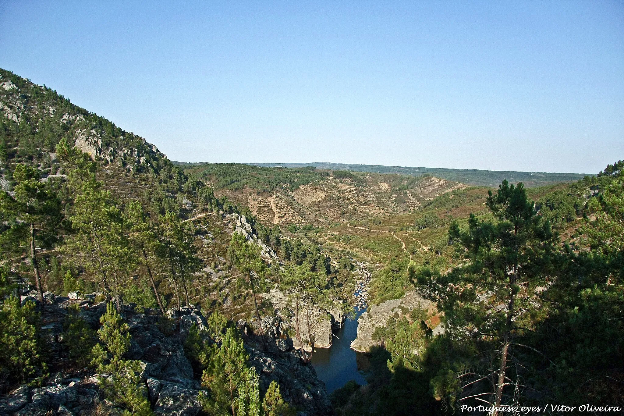 Photo showing: Trata-se de um local privilegiado de observação, abarcando todo o vale desde a Foz do Cobrão e a dobra da Albarda até às Portas de Almourão. O local reveste-se de inúmeros valores adicionais como o cultivo de oliveiras em socalcos construídos nas vertentes escarpadas quartzíticas, a aldeia de Foz do Cobrão, as aves rupículas nidificantes protegidas como a cegonha-preta, o grifo ou a águia de Bonelli. www.naturtejo.com/conteudo.php?opt=o-que-visitar&id=92