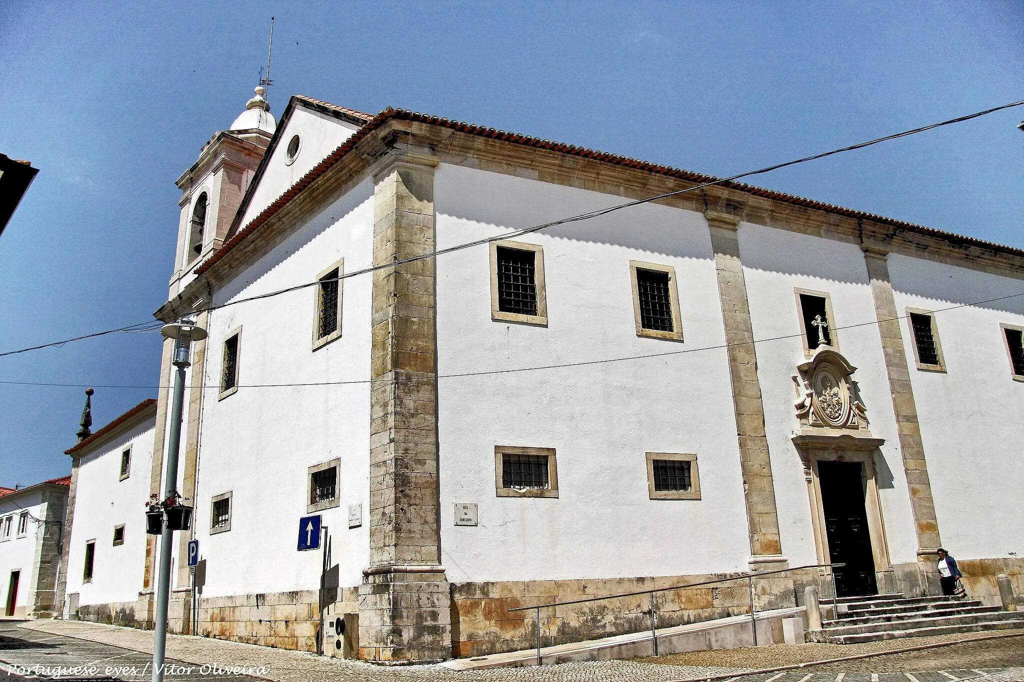 Photo showing: A construção do convento do Louriçal está intimamente ligada ao célebre roubo da igreja de Santa Engrácia, em Lisboa e a Maria de Brito, mais tarde conhecida sob o nome de Maria do Lado.
Na véspera do roubo de Santa Engrácia, Maria de Brito, teve uma revelação – em êxtase, viu a paixão e a morte de Cristo o qual lhe confiou que Ele seria de novo crucificado em Portugal pelos judeus. Revelação essa que o seu confessor, frei Bernardino das Chagas, interpretou como um sinal premonitório dos acontecimentos surgidos em Lisboa.
Será com esta revelação que, Maria de Brito, num desígnio Divino, se sente incitada a viver em comunidade e a convidar algumas pessoas de vida exemplar, com as quais, em união espiritual, se consagrasse à adoração do Santíssimo Sacramento.
E a 12 de Abril de 1630, com cinco outros membros da Ordem Terceira Franciscana, iniciam o Lausperene, em perpétua adoração do Santíssimo Sacramento.
Porém, uma nova visão anuncia que este pequeno grupo se transformará num convento de trinta e seis religiosas. Quase um ano depois, em 13 de Abril de 1631, o grupo transforma-se em Recolhimento das Religiosas Escravas do Santíssimo Sacramento, que ficará sediado na casa da família de Maria do Lado.
Maria de Brito faleceu treze mais tarde, em 28 de Abril de 1632. Ela recebeu o nome de Maria do Lado já no seu leito de morte. A escolha deste nome é uma referência à chaga lateral que Cristo recebeu na Cruz. A pedido de seu pai, António do Rego, que, desde 1631, integrava igualmente a Ordem Terceira Franciscana, o corpo de Maria do Lado será enterrado na igreja paroquial do Louriçal.
A construção da igreja do Recolhimento iniciar-se-á em 28 de Abril de 1640. Estarão presentes ao acto o arcebispo de Coimbra, D. João Mendes de Távora e o conde da Ericeira, D. Fernando de Meneses. A sua inauguração terá lugar nos inícios de 1646. Cinco anos mais tarde, em 30 de Agosto de 1651, será transladado para esta igreja os restos mortais de Maria do Lado.
Alguns anos mais tarde, em 1688, o conde da Ericeira, D. Fernando de Meneses, pede a D. Pedro II que o Recolhimento seja oficialmente transformado em convento. A autorização real será emitida a 16 de Agosto de 1688.
E o Recolhimento será finalmente transformado em Convento em 1709.
A construção do Convento do Louriçal deve-se a D. João V, na sequência de uma promessa que ainda enquanto príncipe fez. Na altura, foi escolhido para seu mestre e confessor o padre Francisco da Cruz, irmão da Madre Maria do Lado, que, aquando da doença de bexigas de sua alteza e com receio que ele não sobreviria, levou a cruz que fora de sua irmã para a sua alteza beijar e pendurou-a à sua cabeceira, fazendo votos a Deus e à sua serva, prometendo que se saísse daquela enfermidade, fundaria um convento, que a Madre já dera princípio.
Construído e povoado o convento, as religiosas continuaram a utilizar para os actos de culto na igreja que fora do Recolhimento Franciscano, até o Rei D. João V ter conhecimento e mandar construir uma nova Igreja. Para que as obras se concretizassem e o convento ficasse de todo desafogado, fez-se um protocolo com a Câmara do Louriçal em 1734. Este acordo delineava uma nova urbanização do lugar, pois a construção de uma nova igreja e torre do relógio implicava o derrubamento de casas, a abertura de novas ruas e a construção de uma praça.
A 11 de Março de 1878 morre a última irmã professa, recebendo a comunidade um decreto de extinção. O bispo, em defesa das pupilas do convento, solicitou a licença ao rei para que pudessem continuar a viver no Convento do Louriçal. O rei acedeu.
Mais tarde, pela instalação da República, em 1910, as religiosas foram expulsas do convento pelos Militares, para que fosse instalado aí um posto da GNR, que lá funcionou até 1925. Em 1927, a propriedade foi leiloada e comprada pela Predial Económica Limitada de Coimbra, com dinheiros da Madre Nazaré e das outras irmãs ainda vivas.

Em 1932, no terceiro centenário da morte da Madre Maria do Lado, deu entrada uma noviça conhecida por Madre Teresa. Que, quando em 1940, foi eleita para a Abadessa da comunidade, logo se preocupou em mudar a situação moral da comunidade, pois, até aí só podiam emitir votos temporários. Tanto trabalhou para modificar a sua condição que conseguiu alcançar a licença de votos perpétuos, para em 1956, alcançar também o Reconhecimento Canónico da comunidade. www.cm-pombal.pt/viver-2/museus-e-patrimonio/convento-do-...