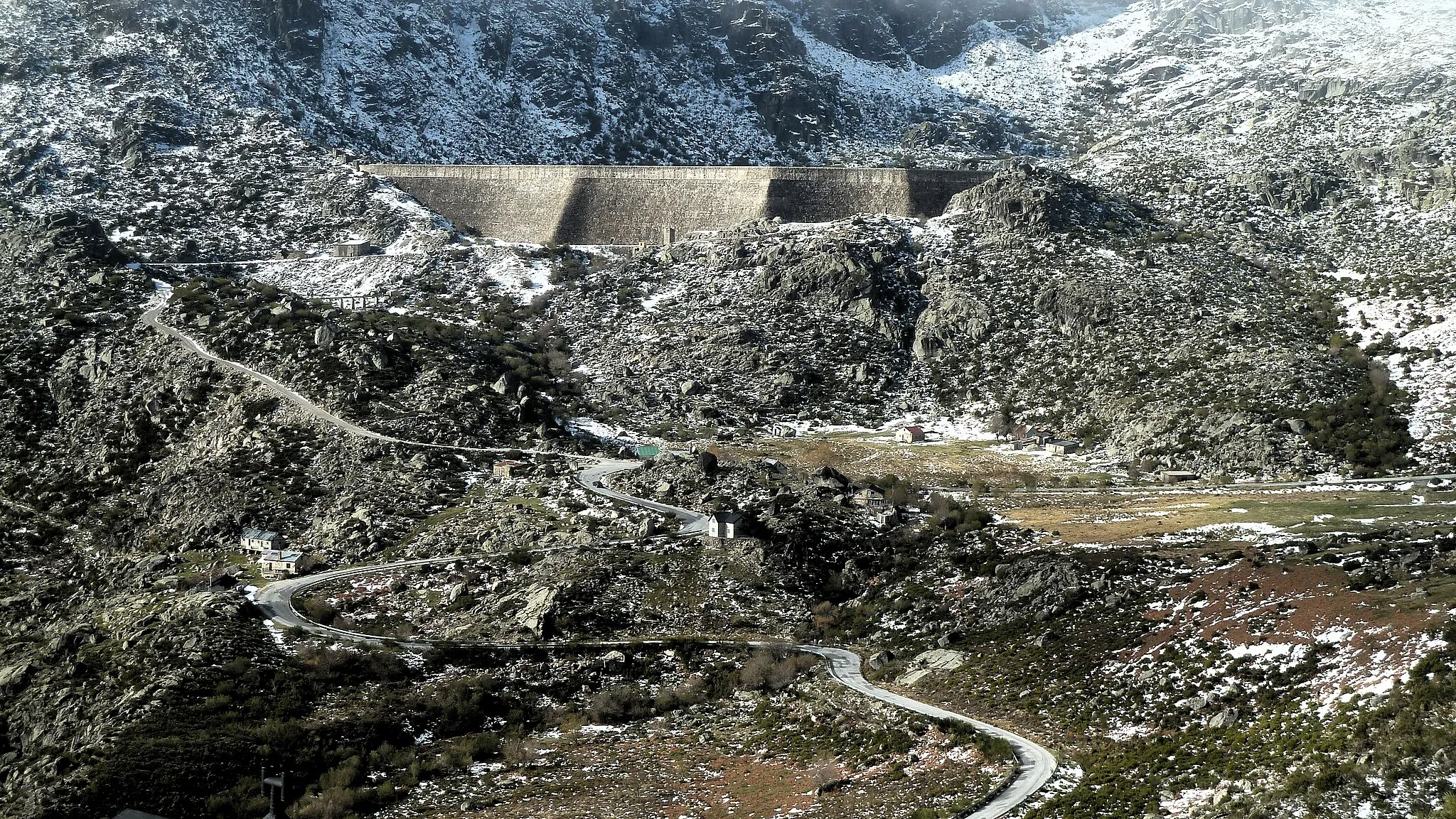 Photo showing: Barragem do Covão de ferro na estrada entre Torre e Unhais da Serra