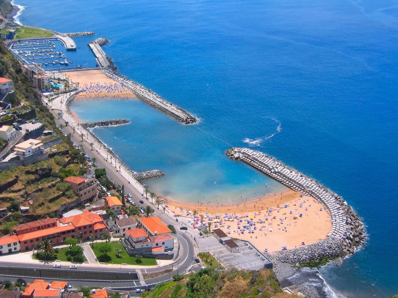 Photo showing: Calheta Beach, A golden man-made sandy beach on the island. The sand was brought (mainly) from Morocco, but also from Figueira da Foz (Portugal)