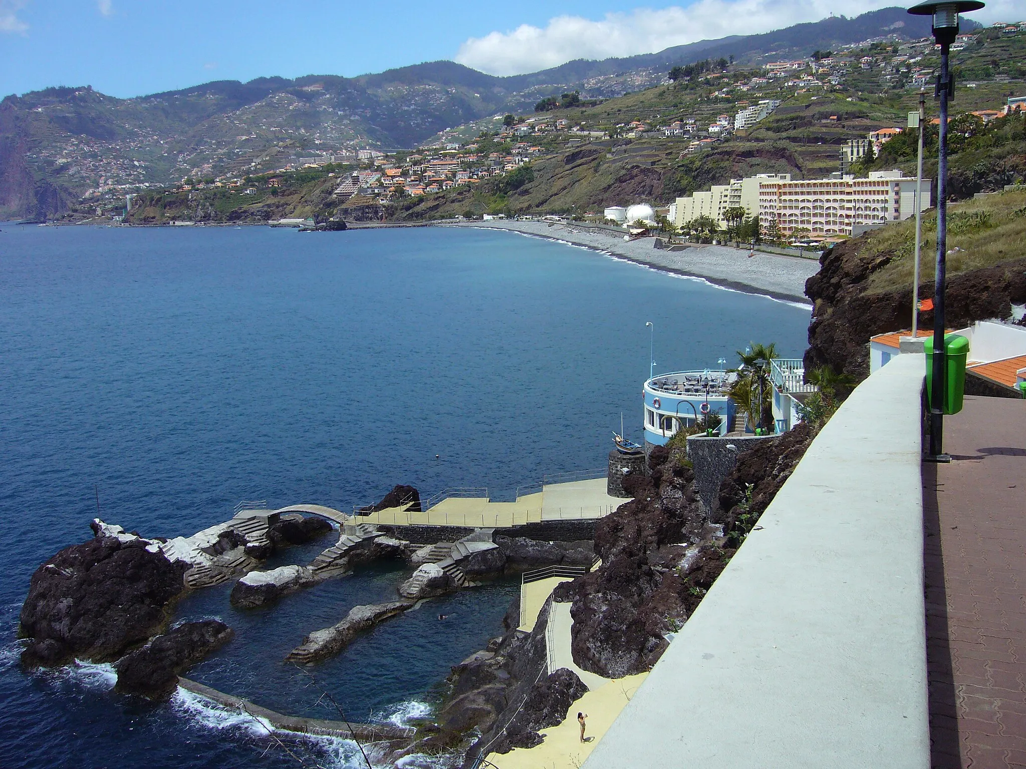 Photo showing: Restaurant and sea-bathing pools at Doca do Cavacas - Funchal.