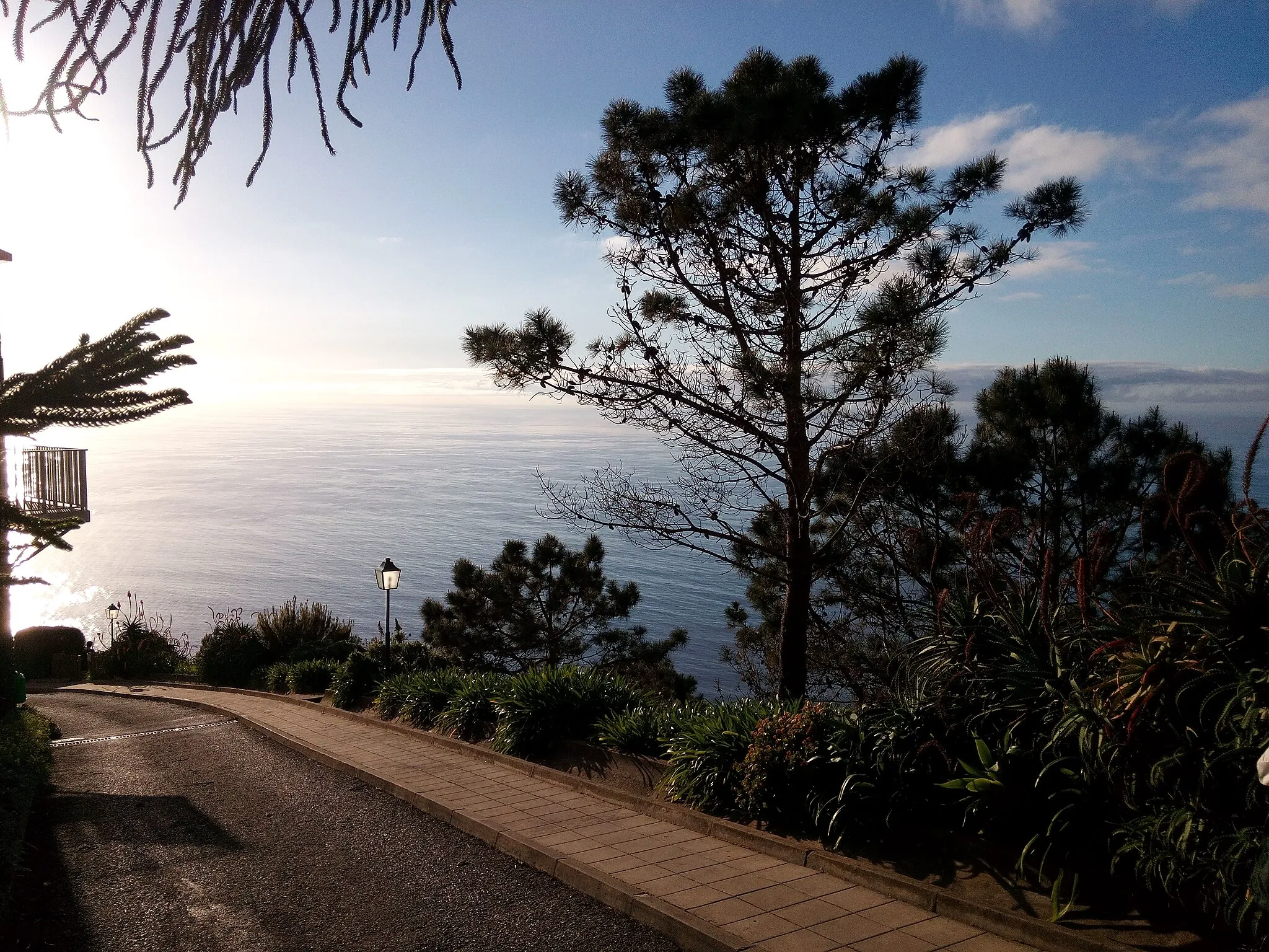 Photo showing: Vista sobre o mar a partir do hotel Jardim Atlântico, Prazeres, Calheta, ilha da Madeira