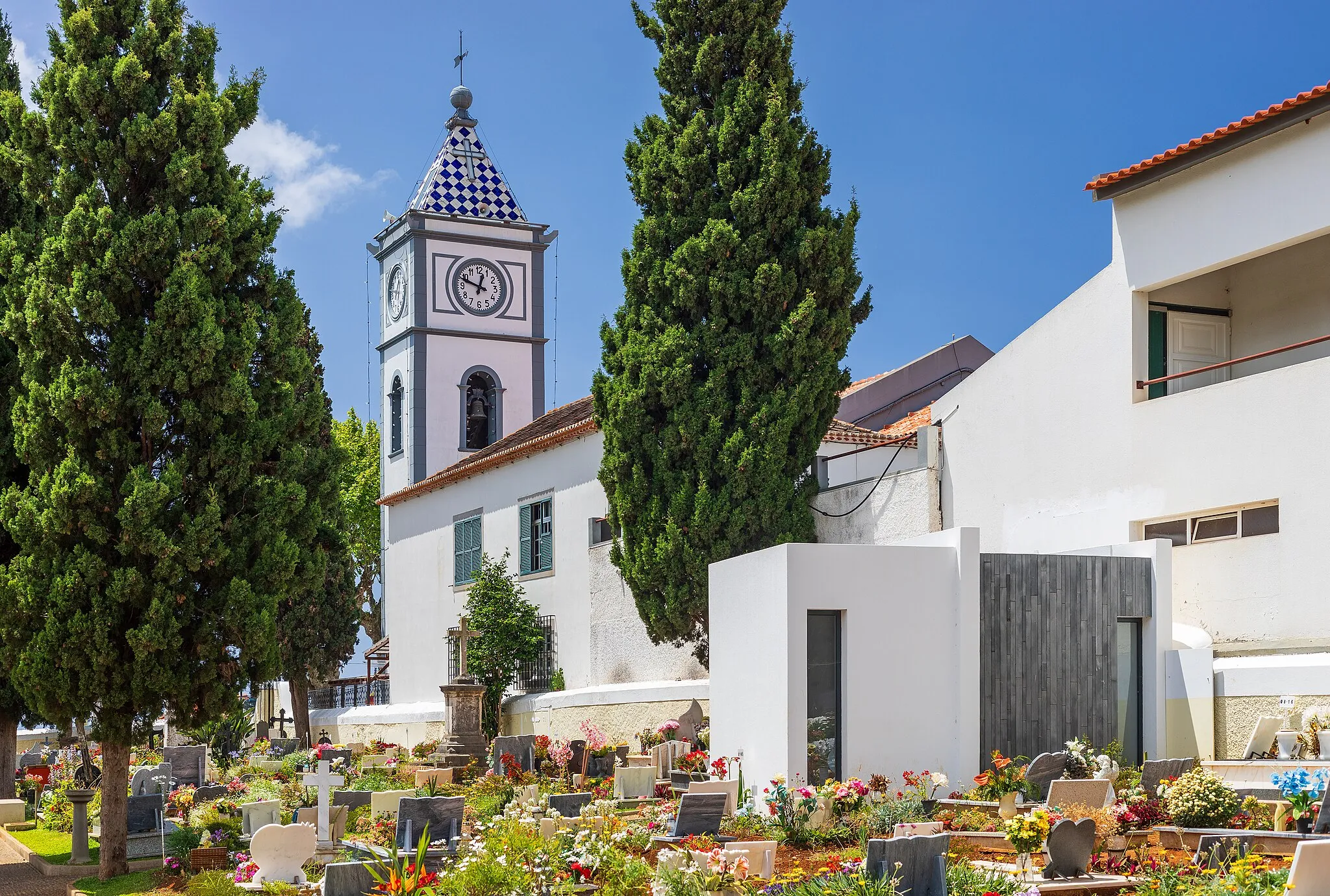 Photo showing: Igreja de Nossa Senhora da Piedade (or Igreja Paroquial de Canhas or Igreja dos Canhas) and Cemitério de Canhas in Canhas, Ponta do Sol, Madeira, Portugal in 2023 May.