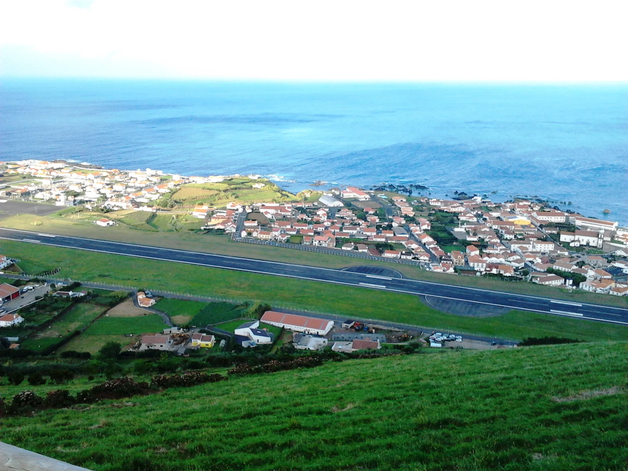 Photo showing: Vista da vila de Santa Cruz das Flores a partir do Miradouro do Monte das Cruzes