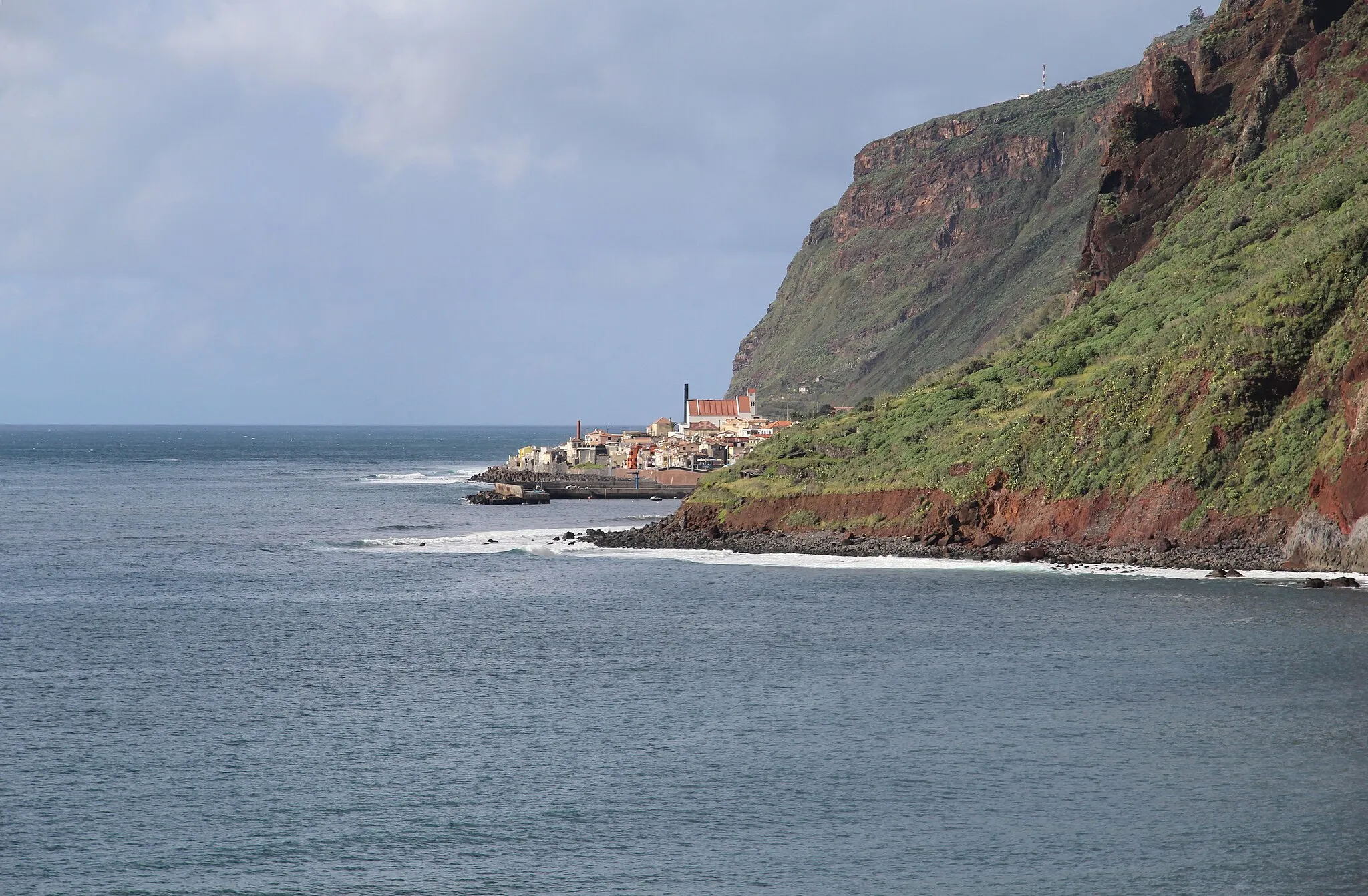Photo showing: Blick von Jardim do Mar nordwestwärts nach Paul do Mar, Madeira