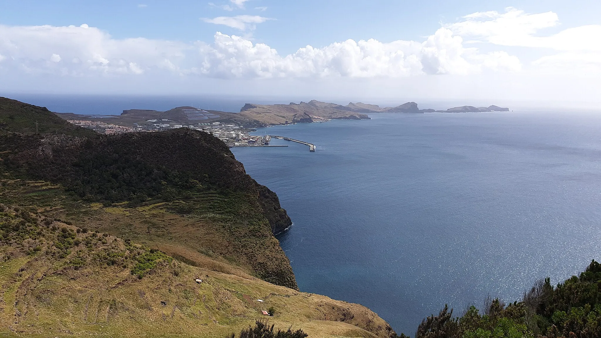 Photo showing: Machico and the nearby airport on Madeira