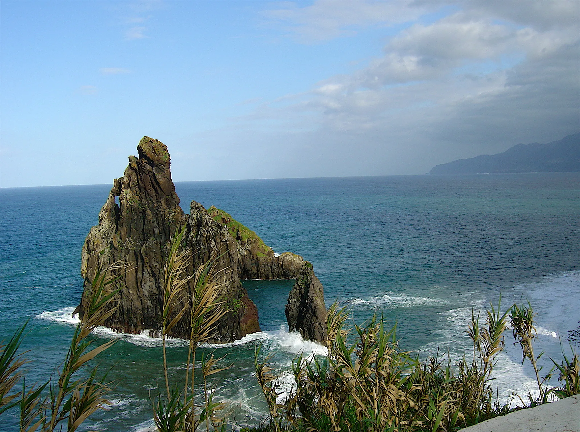 Photo showing: Two rock formations - Ilheus da Rib and Ilheeus da Janela on the north coast of Madeira island near of  town Porto Moniz