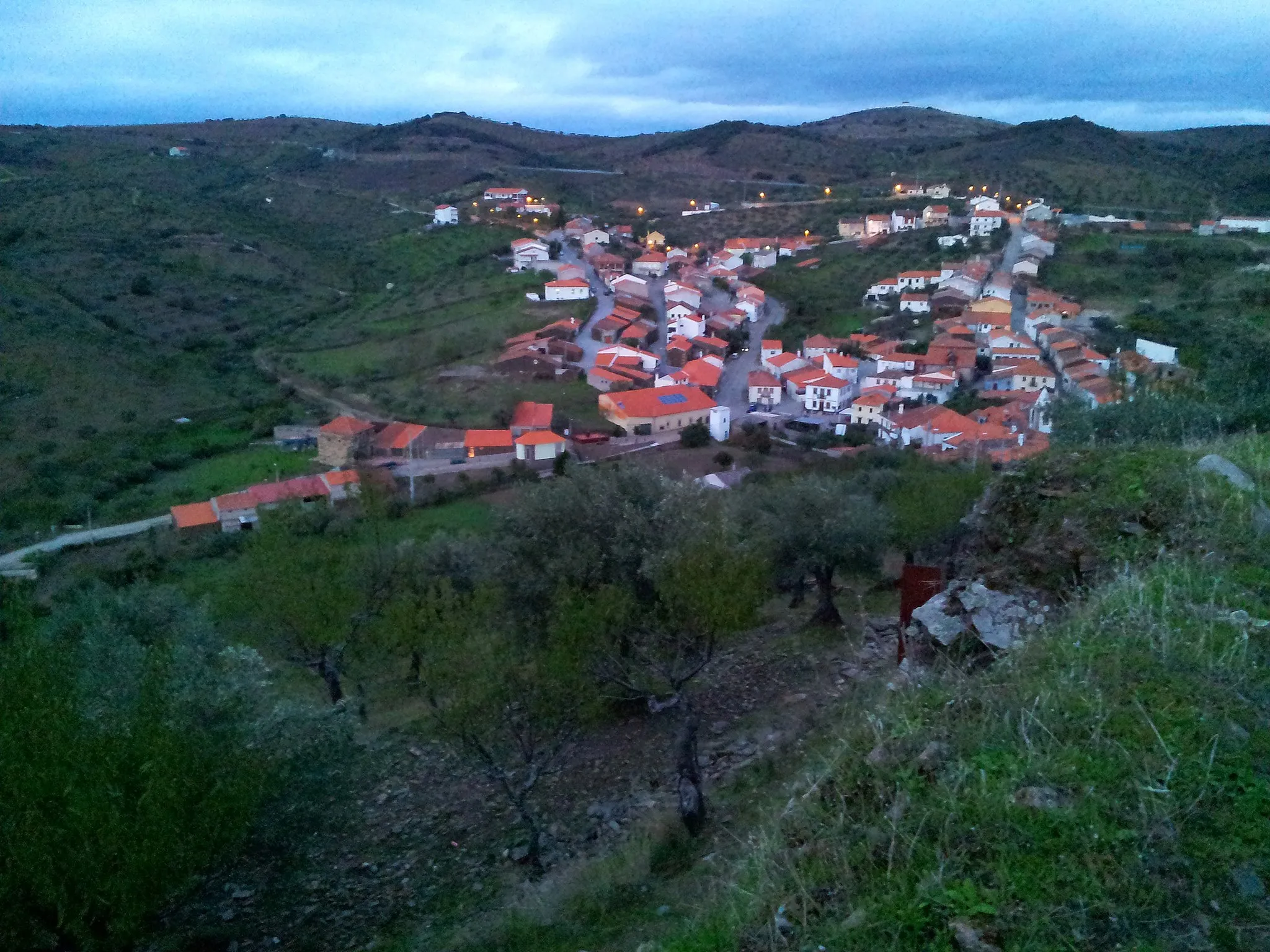 Photo showing: View of Castelo Melhor from its castle (Guarda, Portugal).