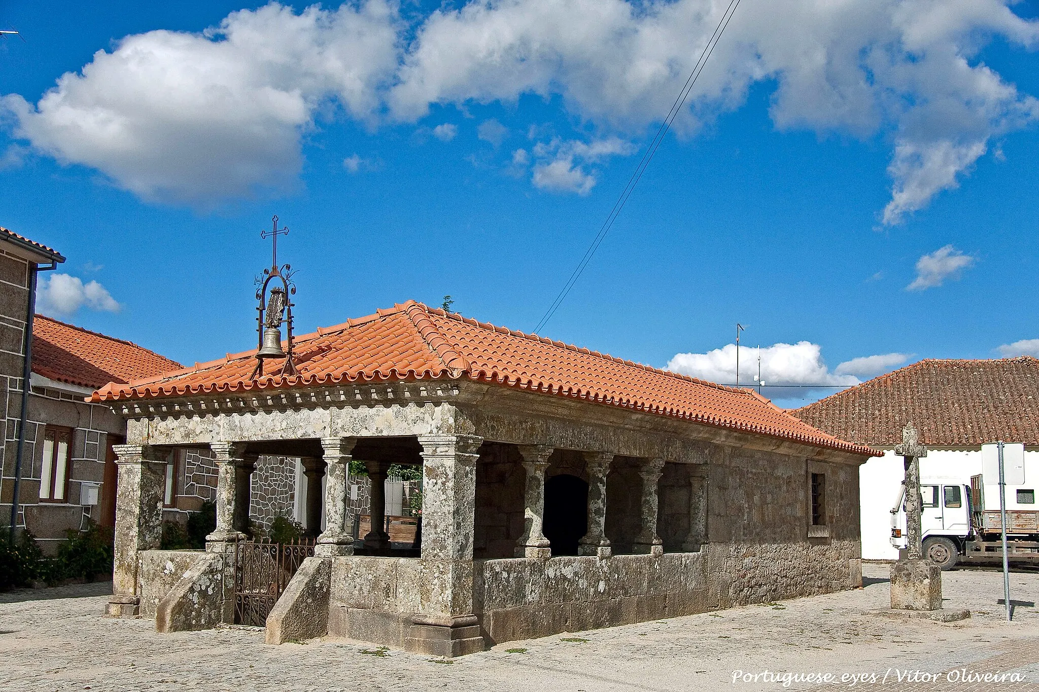 Photo showing: Capela de planta retangular com entrada alpendrada.
Na fachada principal abre-se um portal composto por arco de volta perfeita de cinco aduelas.
Nas traseiras encontramos três cruzes em granito.

Interior despojado de bens móveis. cm-penedono.pt/visitar/capela-da-senhora-da-lameira-antas/