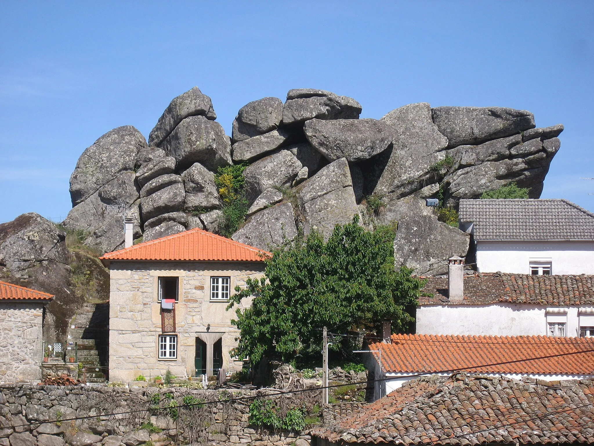 Photo showing: Penela da Beira, Penedono, Portugal - granite outcrop among village houses