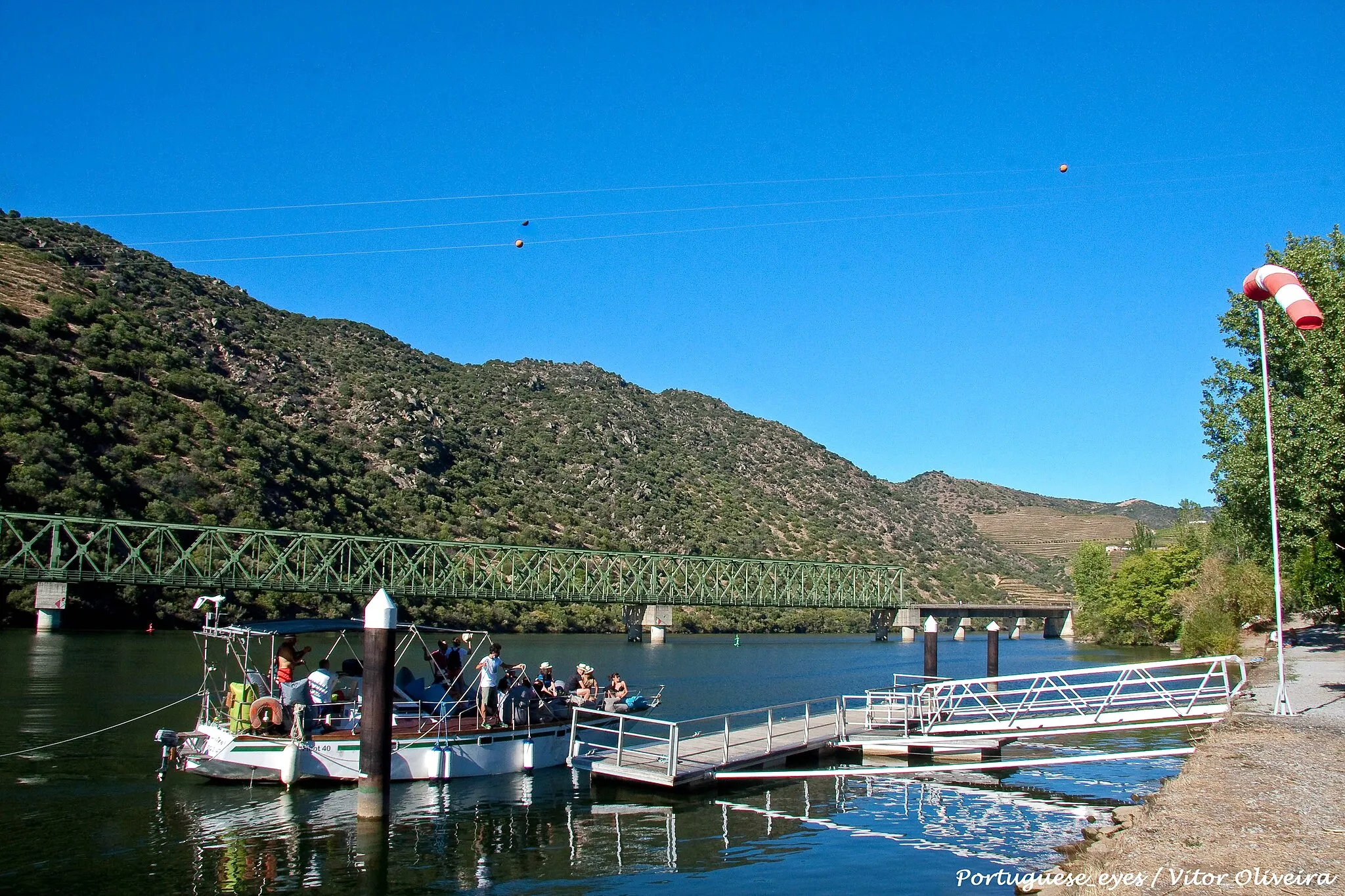 Photo showing: Ferradosa railway bridge and quay of Ferradosa, Portugal