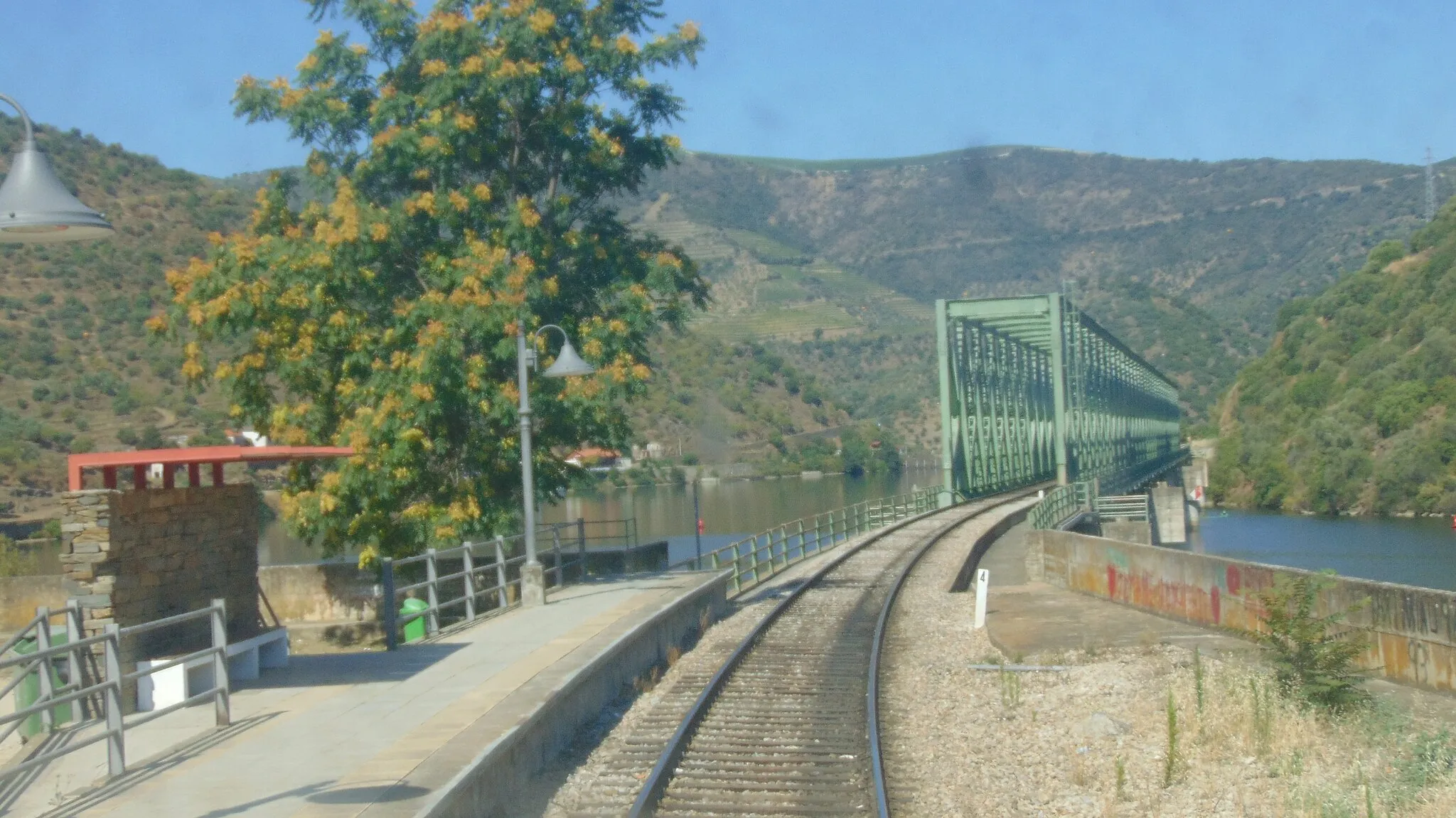 Photo showing: Antiga Ponte de Ferradosa foi desmantelada devido à subida da cota da albufeira da Barragem da Valeira, tendo sido construída uma nova ponte com um novo trajeto da linha.