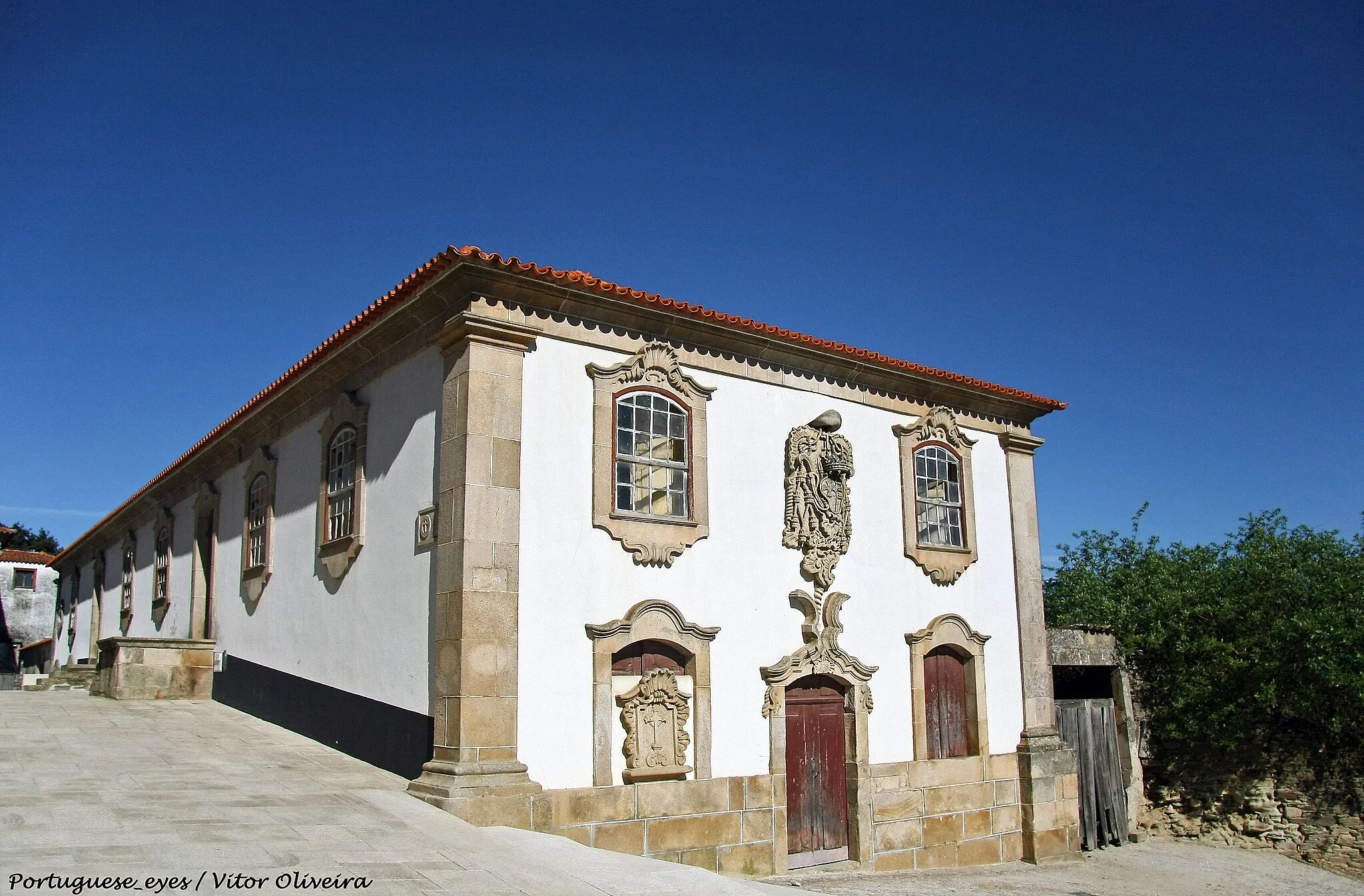 Photo showing: Solar neoclássico construído após 1777, a mando do bispo de Lamego, D. Manuel Vasconcelos Pereira. Possui alguns elementos de arquitectura rococó. Encontra-se ao lado da Igreja Matriz de Trevões. A partir de 1875 o solar teve vários proprietários, no entanto, estas mudanças não contribuíram para a sua degradação.