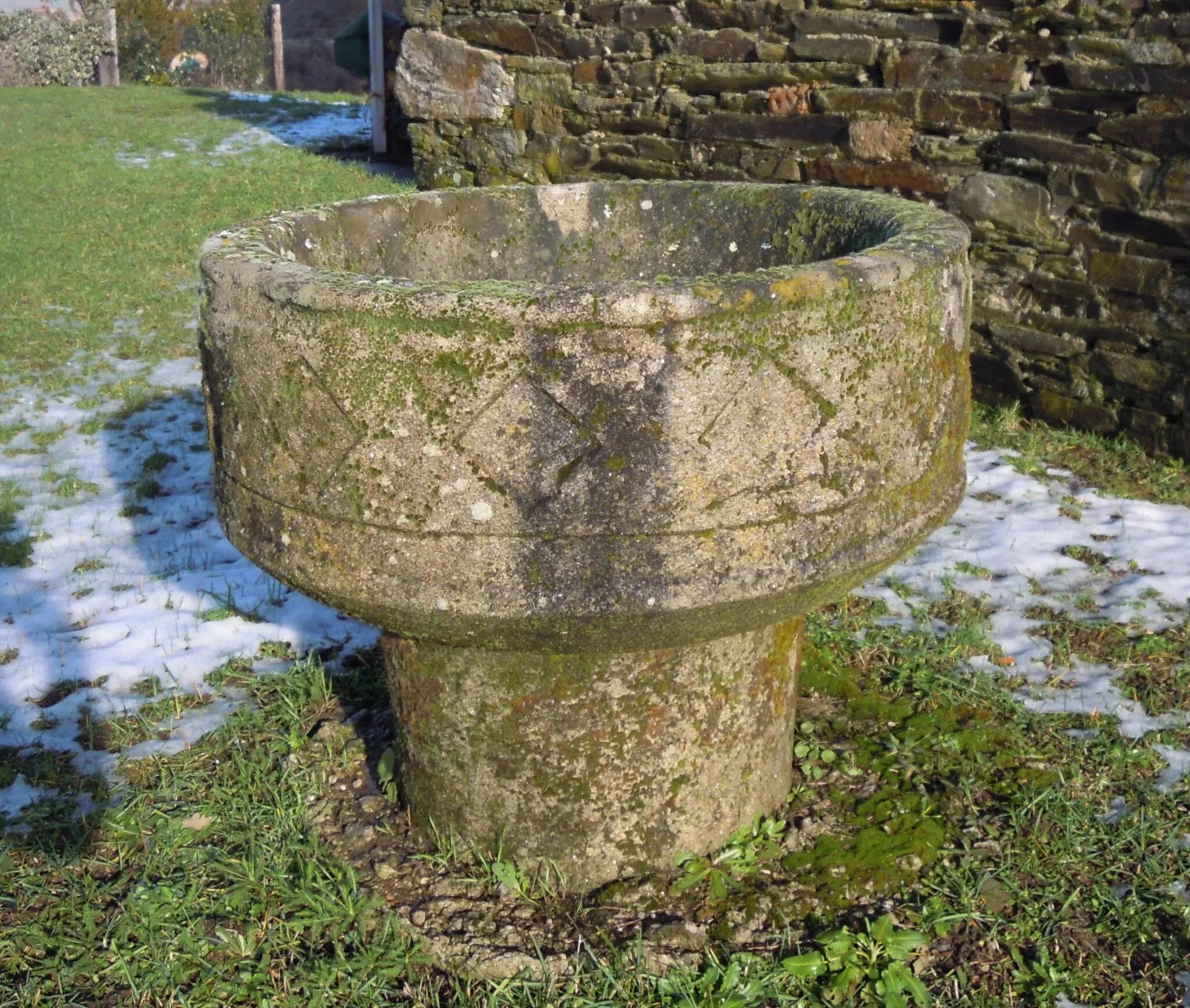 Photo showing: Pía bautismal canda a capela de San Amaro nas Vendas da Barreira (Riós).