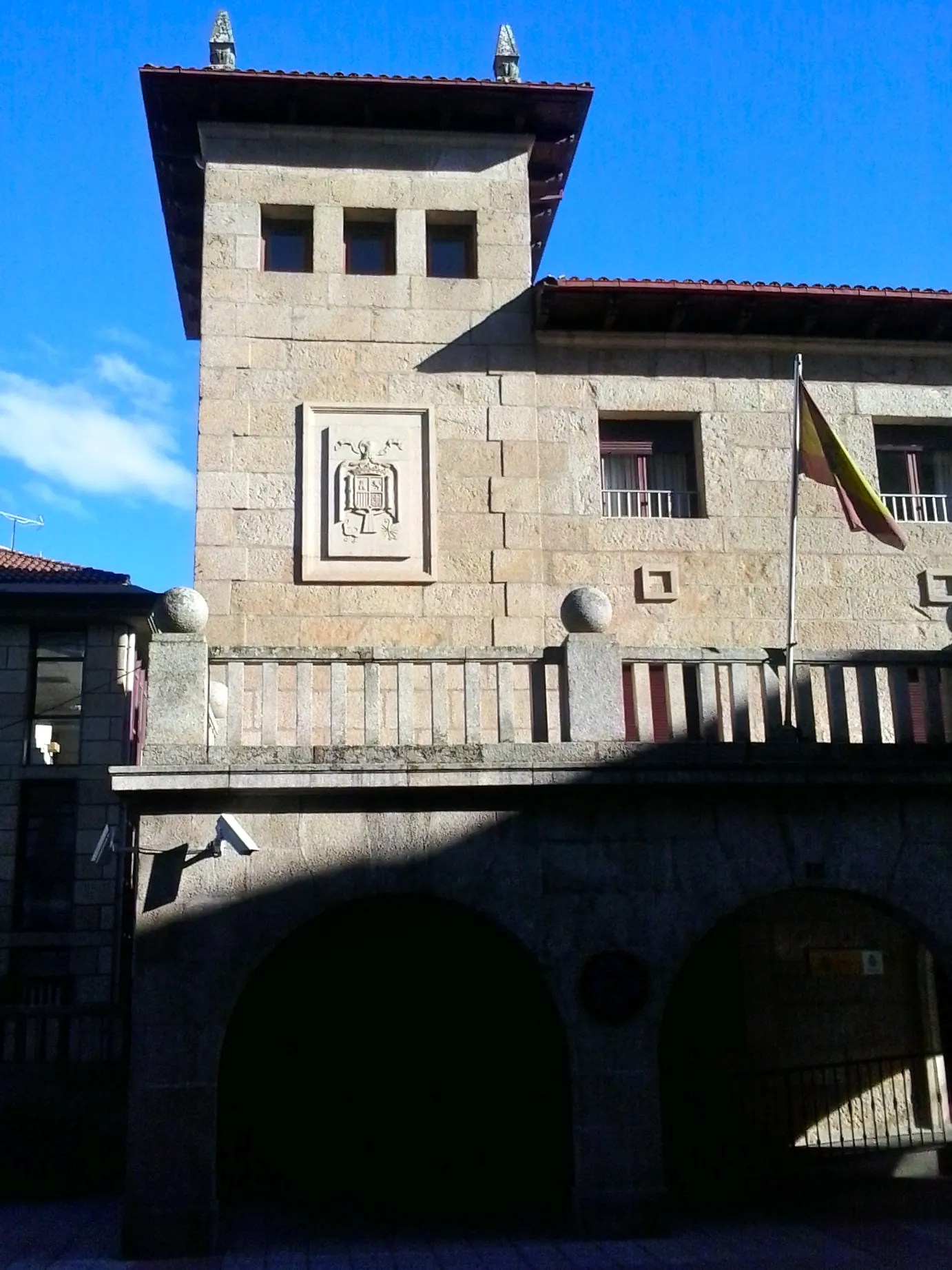 Photo showing: Sede da Policía con escudo franquista en Verín